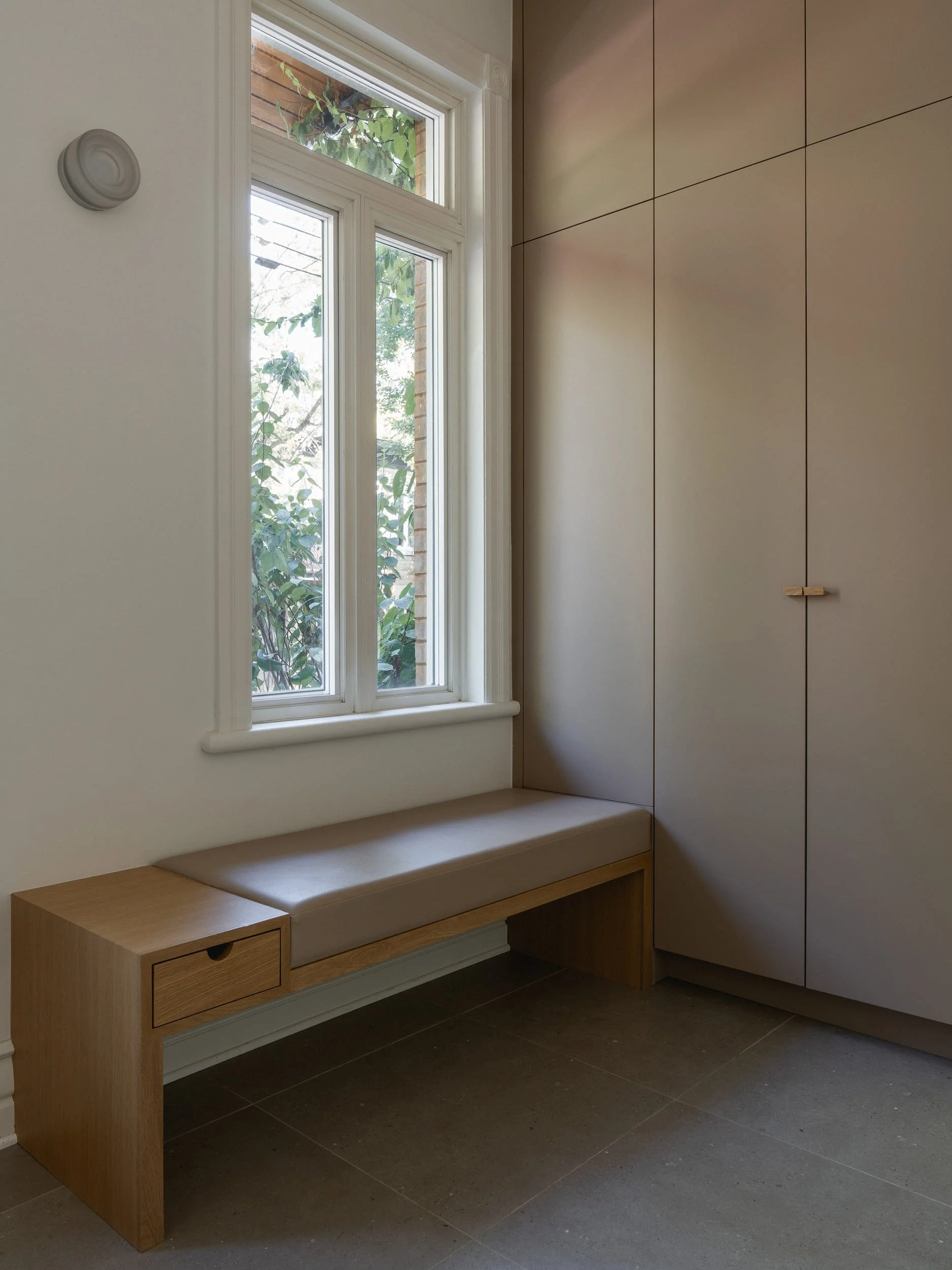 Cartier-banc-fenetre-rangement-Cassia-Construction.jpg