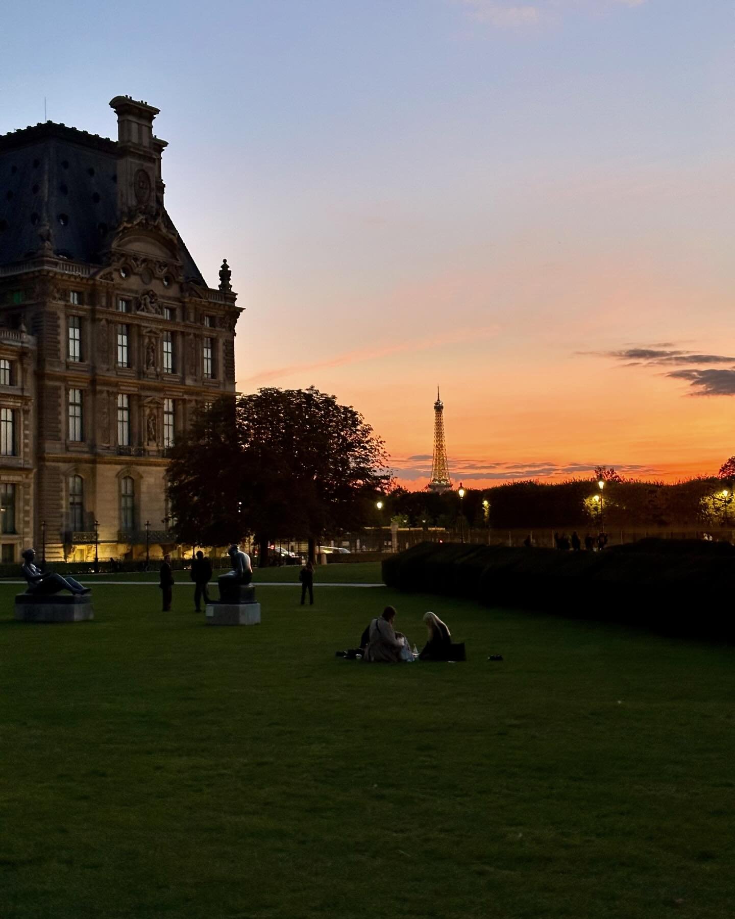 le coucher de soleil. Paris &eacute;ternelle