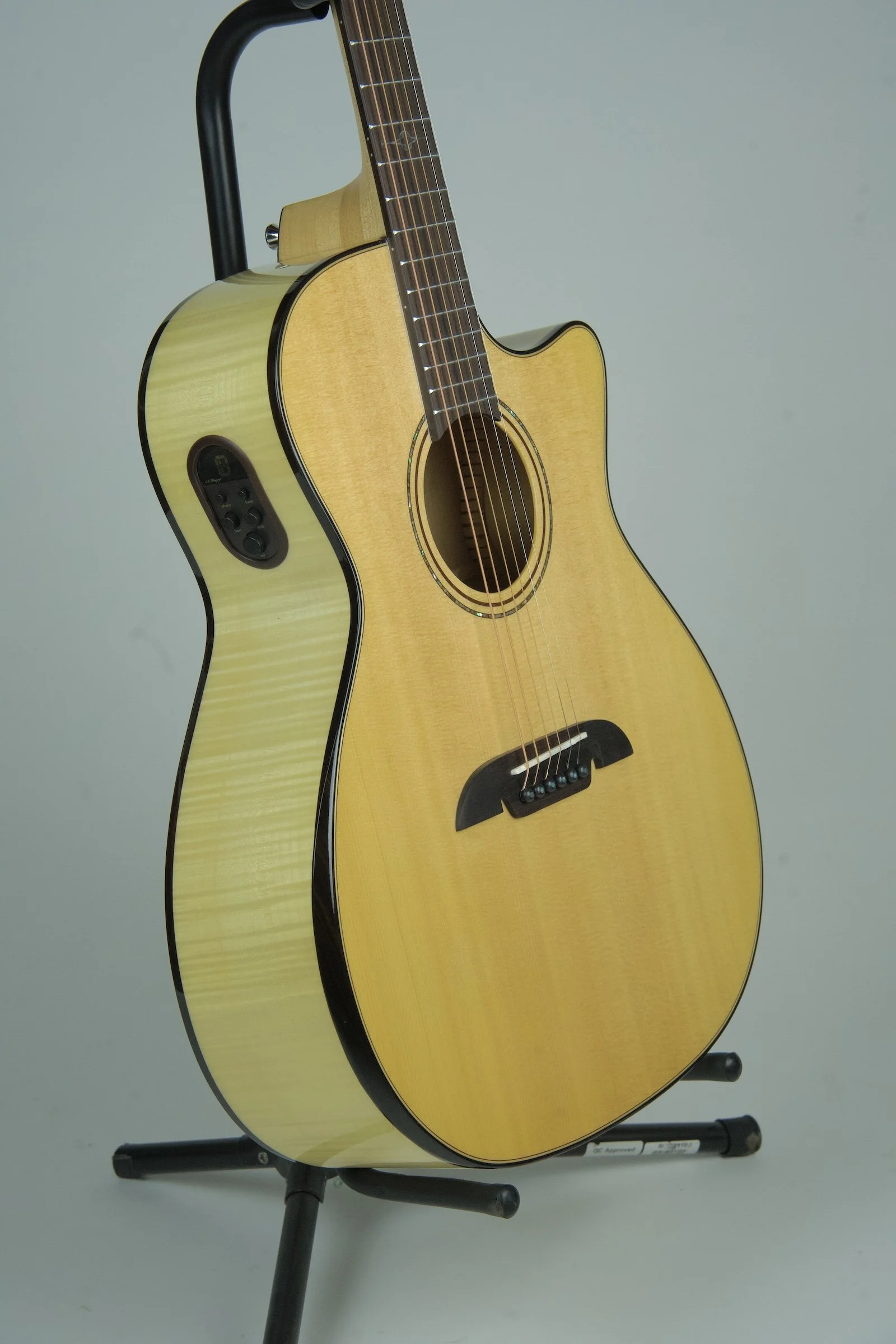 Alvarez Artist Elite Series AEG80ce Armrest Acoustic Electric Guitar10.jpeg