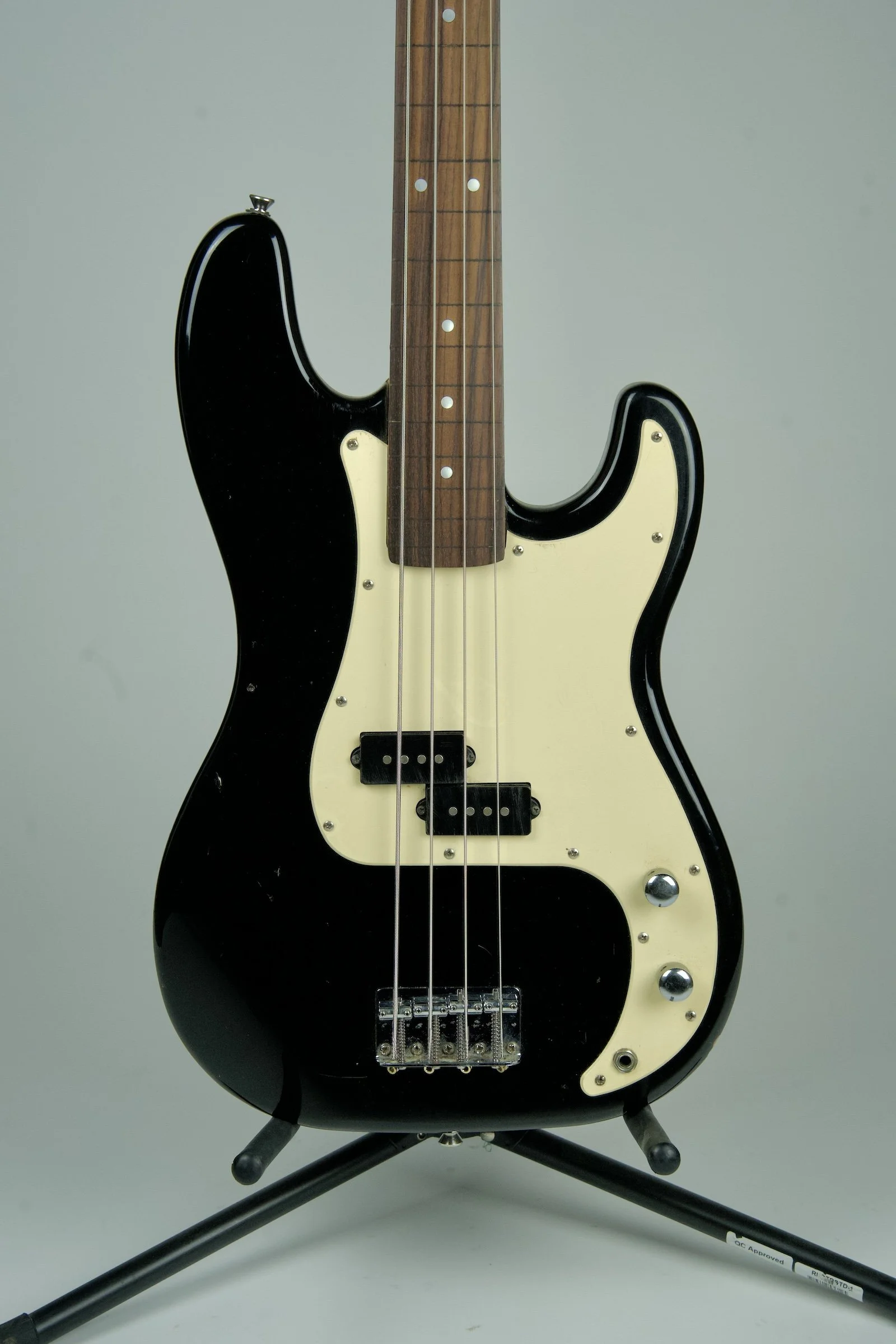Squier Precision Fretless Bass Guitar - Black2.jpeg