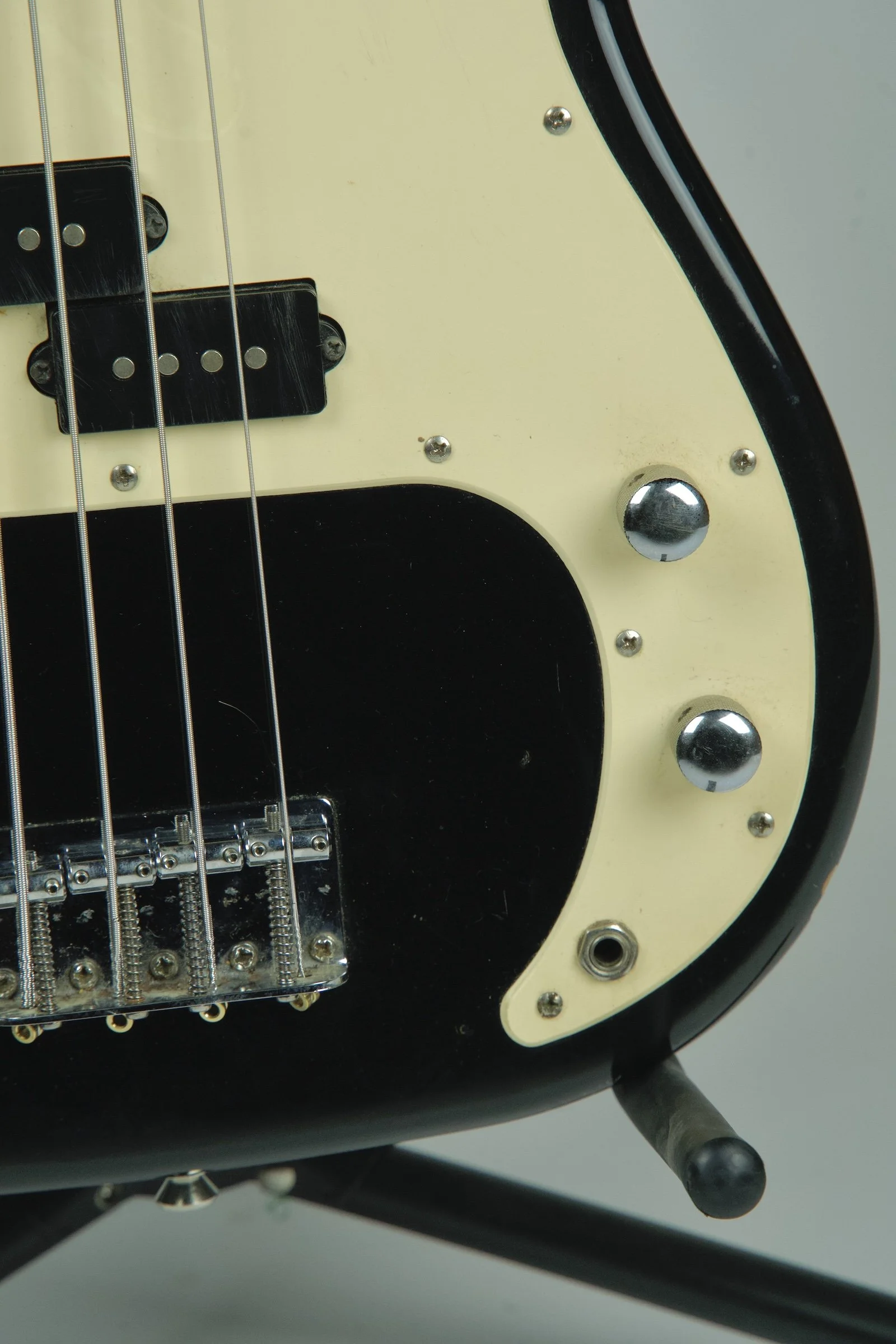 Squier Precision Fretless Bass Guitar - Black6.jpeg