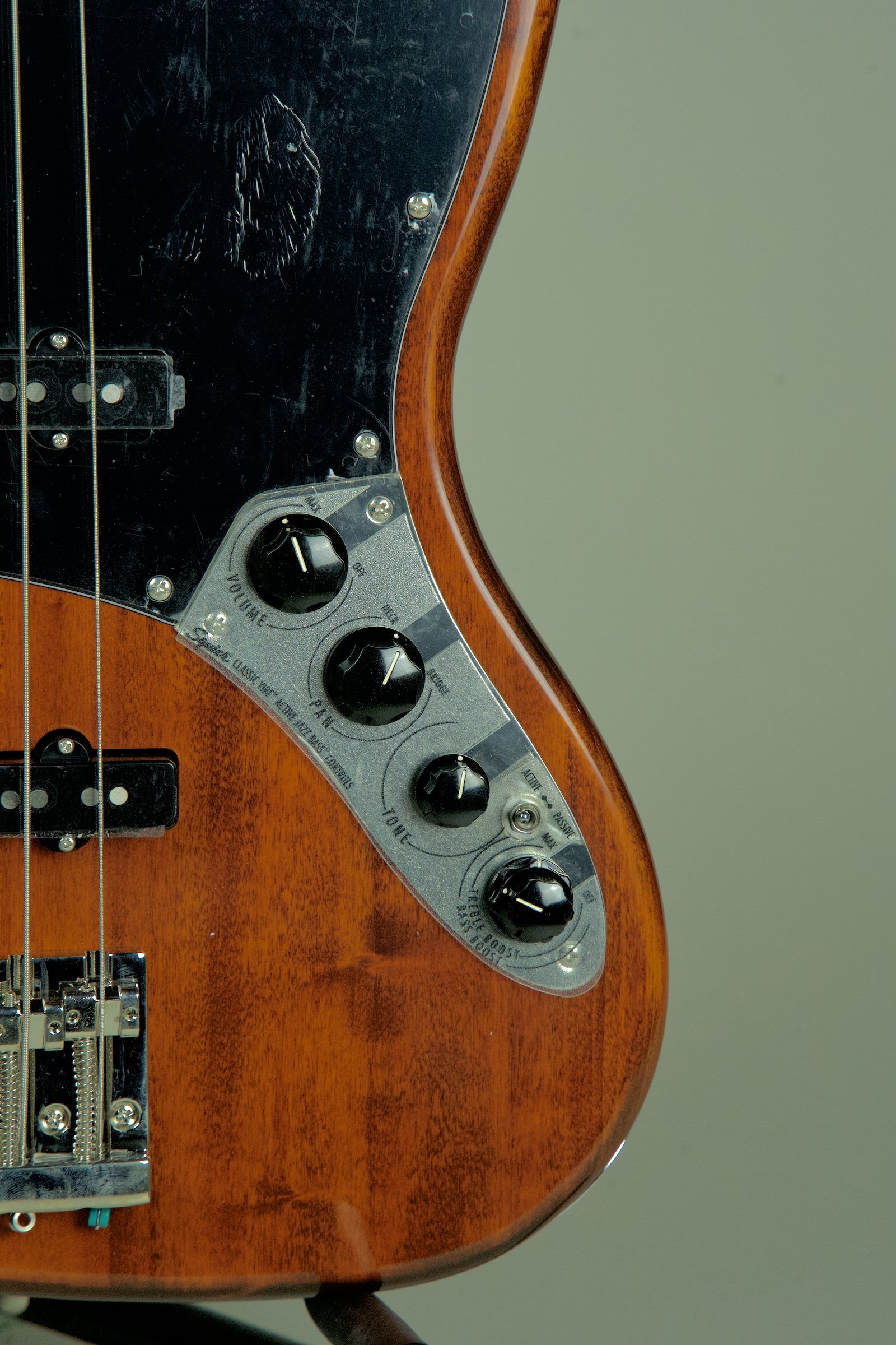 Fender Squier Classic Vibe Active '70s Jazz Bass Guitar - Mocha8.jpeg