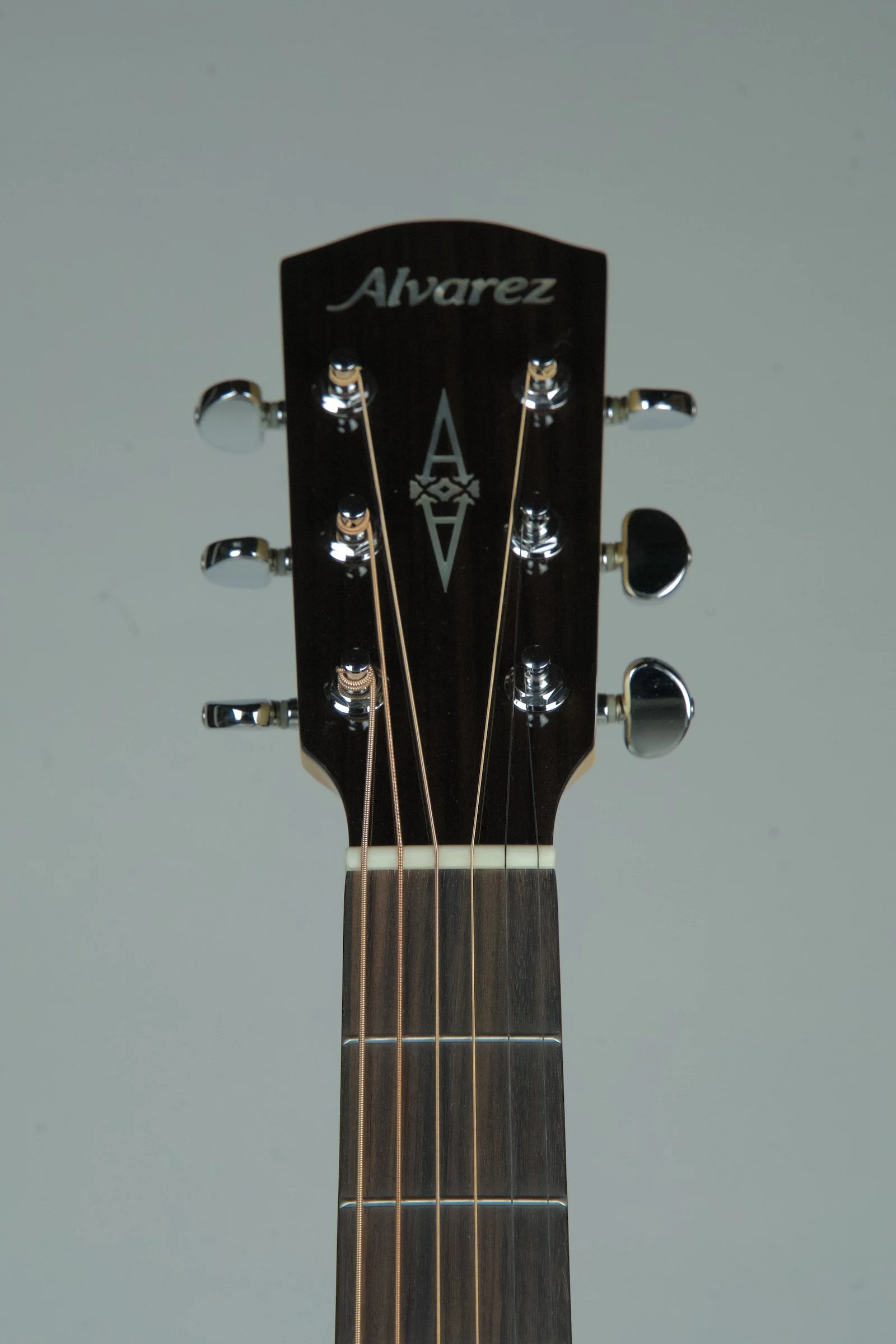 Alvarez Artist Elite Series AEG80ce Armrest Acoustic Electric Guitar3.jpeg
