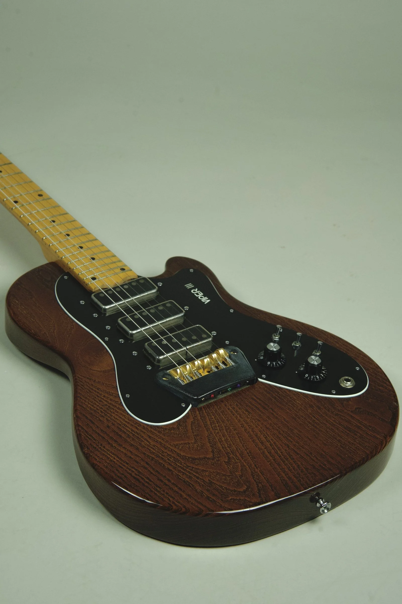 Used 1979 Ovation Viper III Electric Guitar - Nutmeg23.jpeg