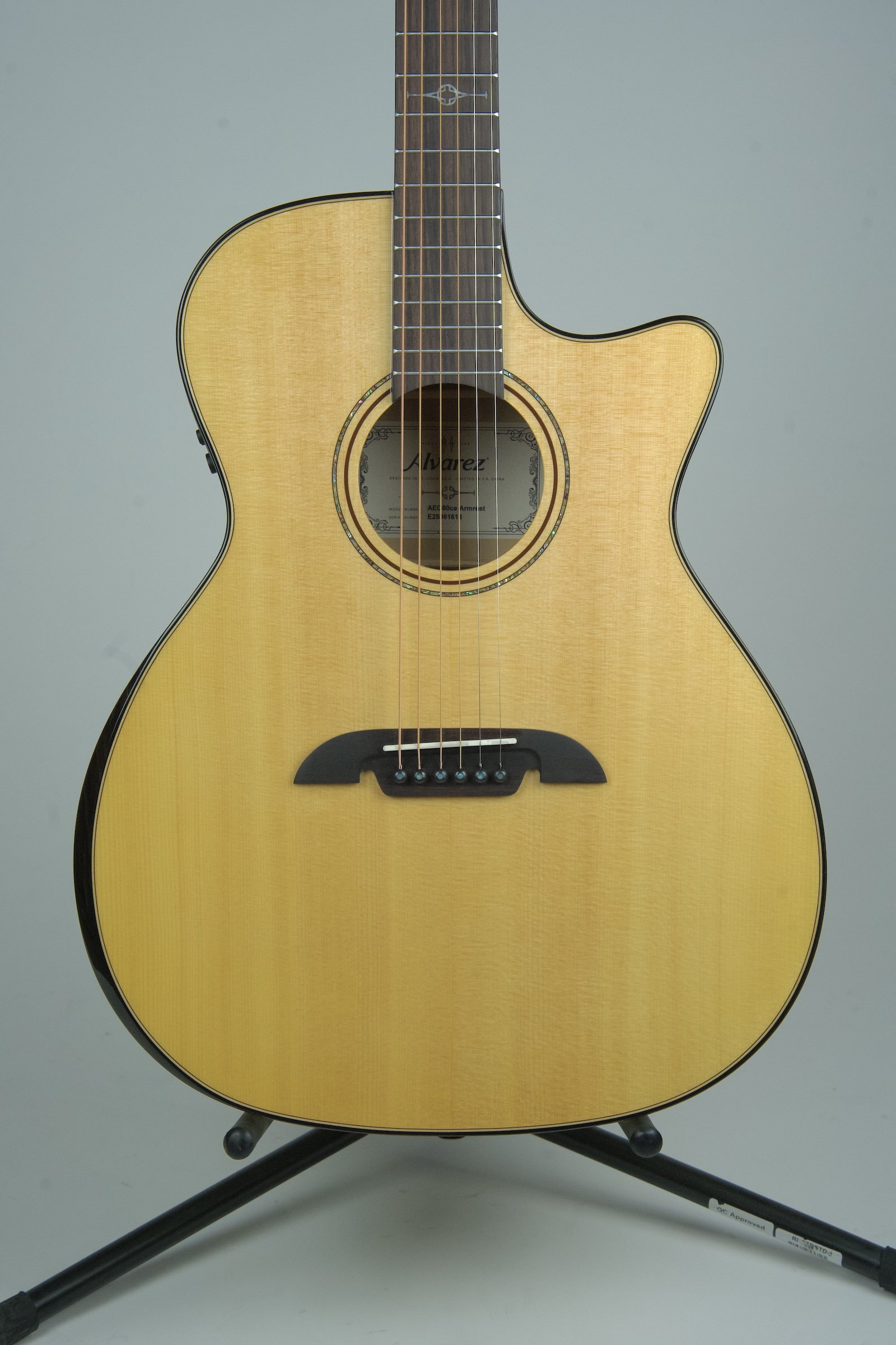 Alvarez AEG80ce_Armrest Artist Elite Series Acoustic Electric Guitar