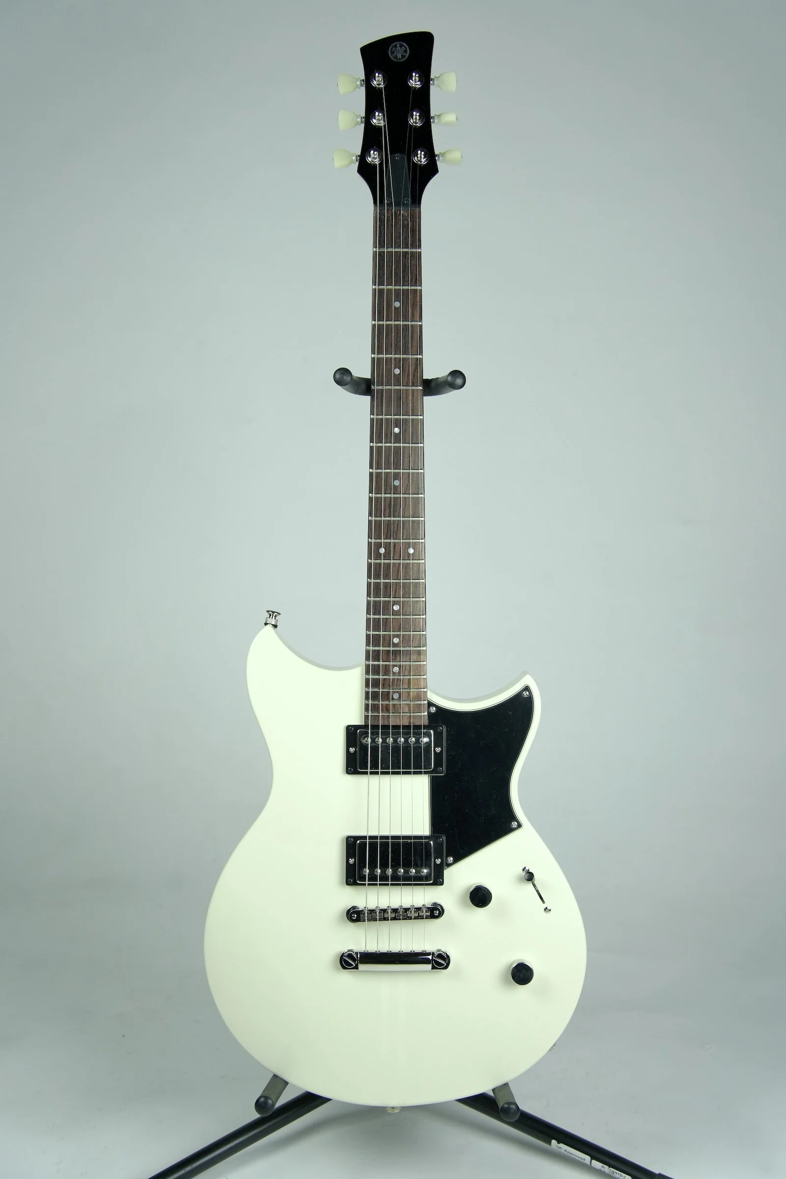 Yamaha Revstar RSE20 Electric Guitar Vintage White1.jpeg