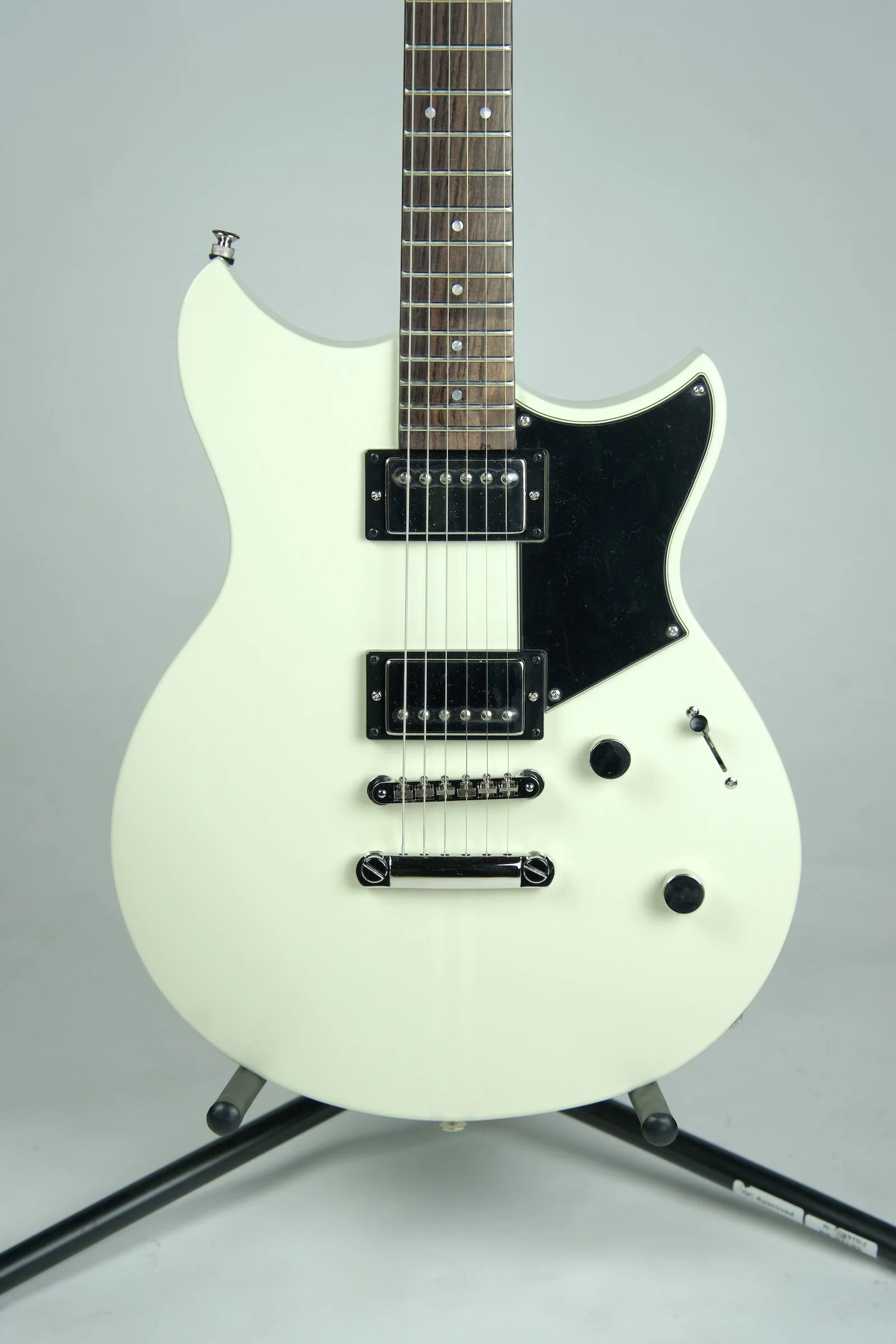 Yamaha Revstar RSE20 Electric Guitar Vintage White2.jpeg