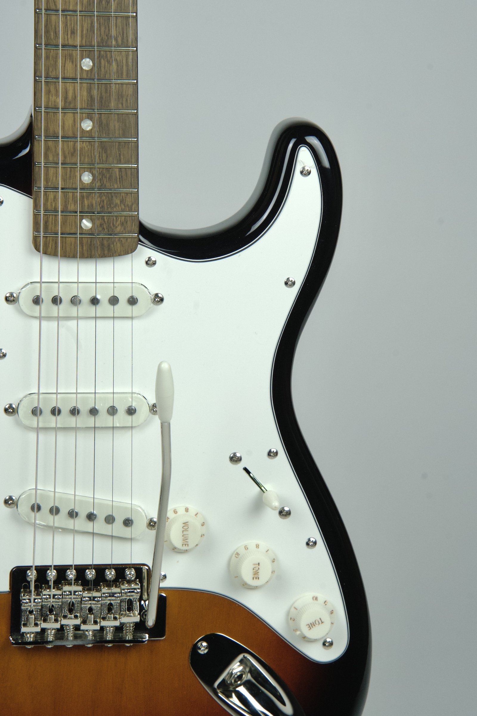 Squier Classic Vibe '60s Stratocaster - 3-Color Sunburst4.jpeg