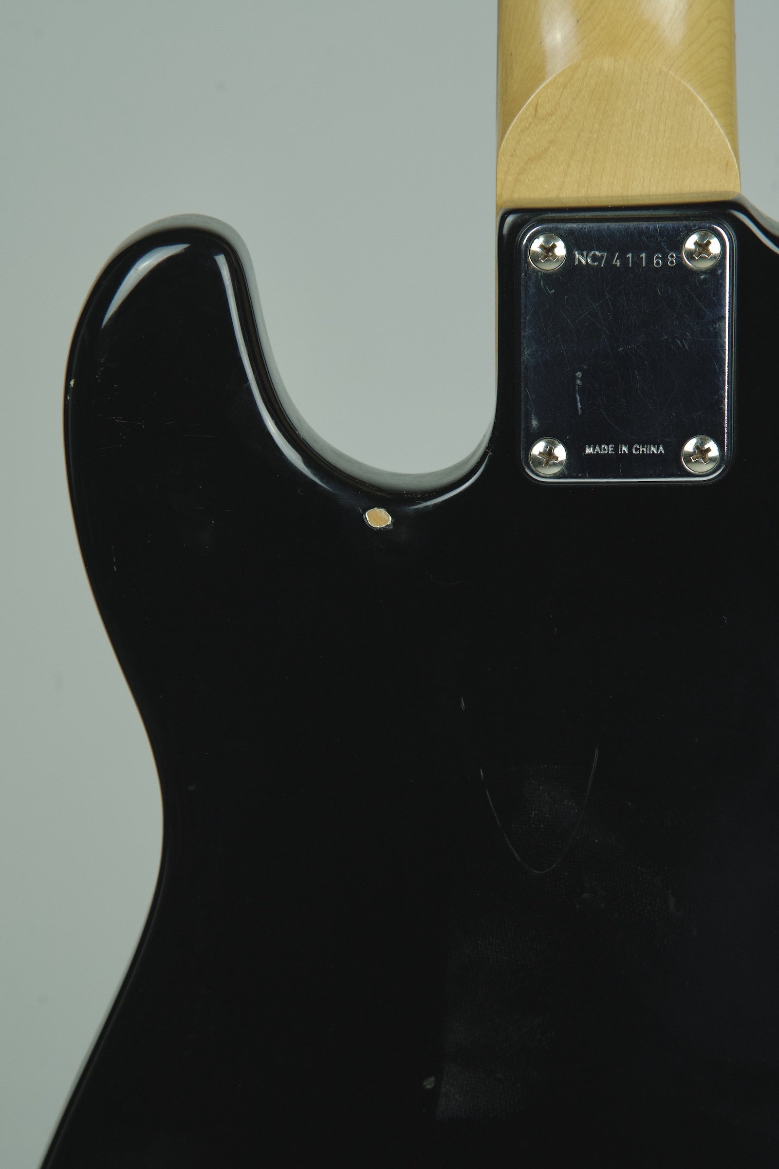 Squier Precision Fretless Bass Guitar - Black11.jpeg