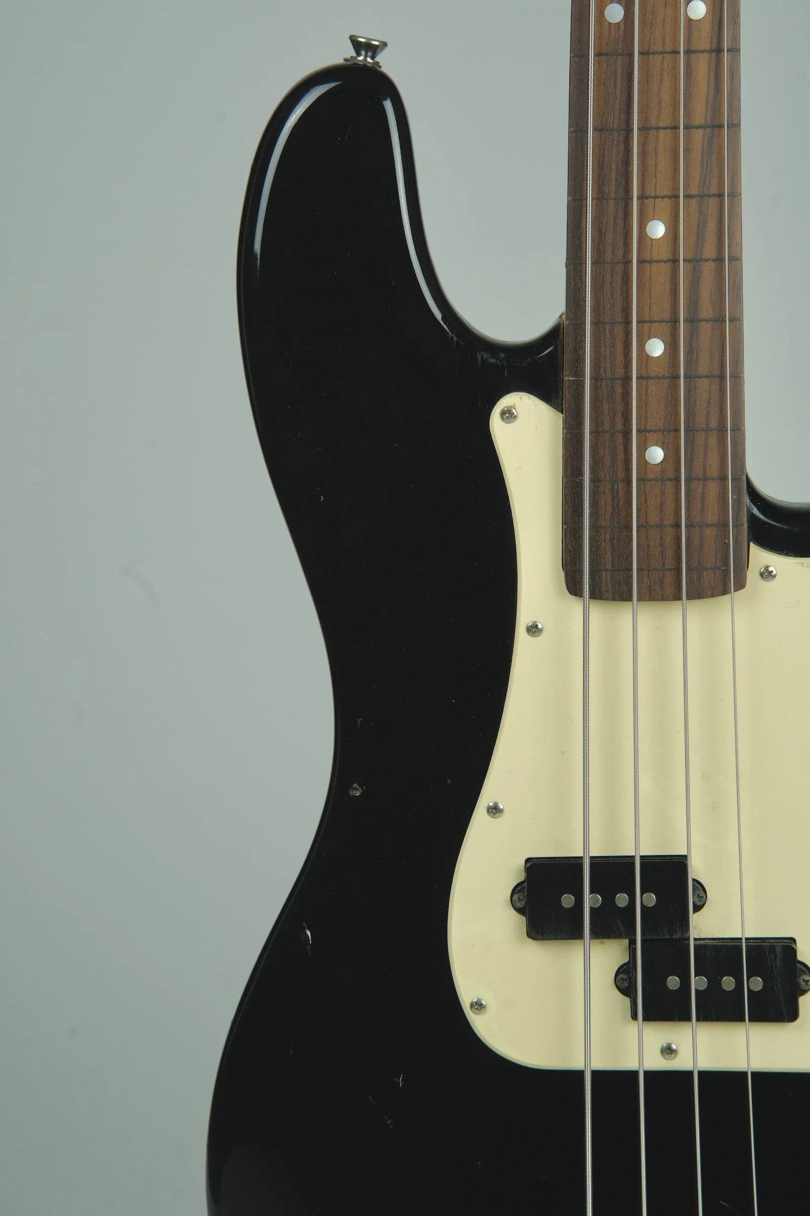 Squier Precision Fretless Bass Guitar - Black3.jpeg