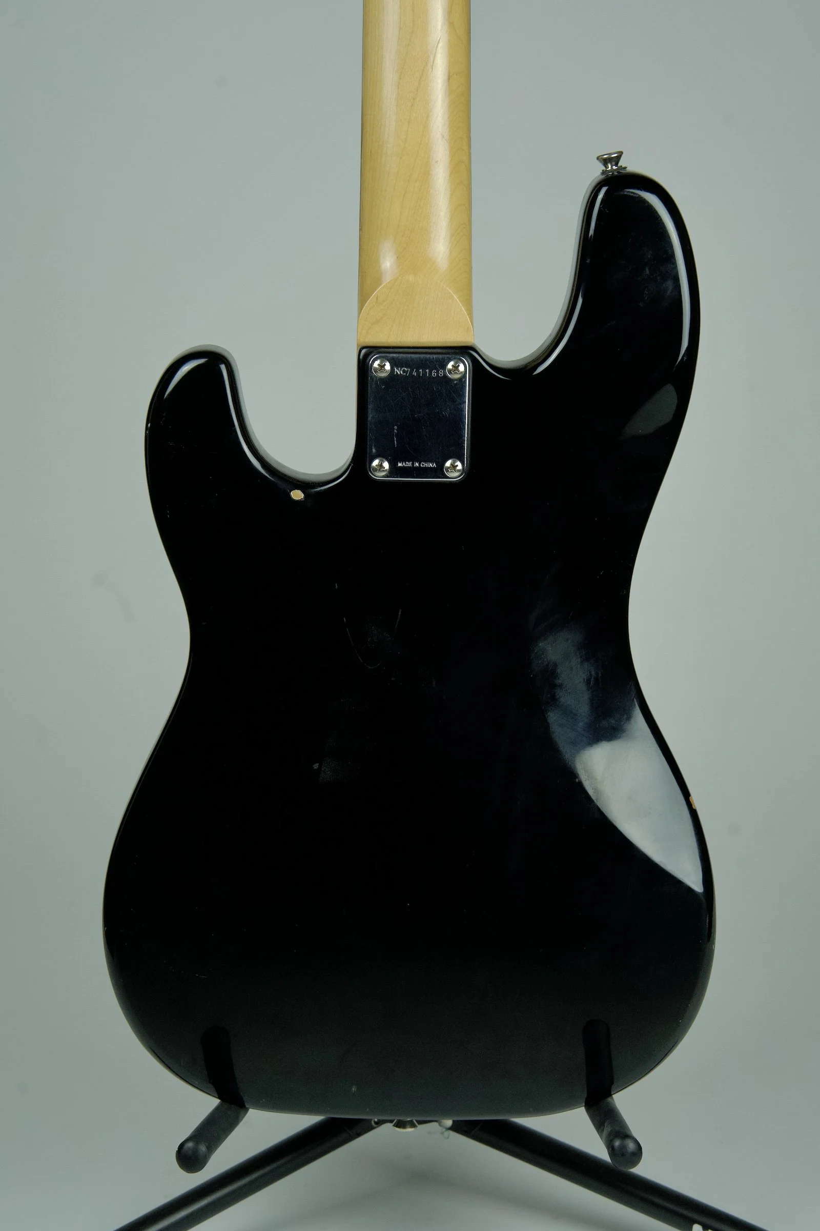 Squier Precision Fretless Bass Guitar - Black10.jpeg