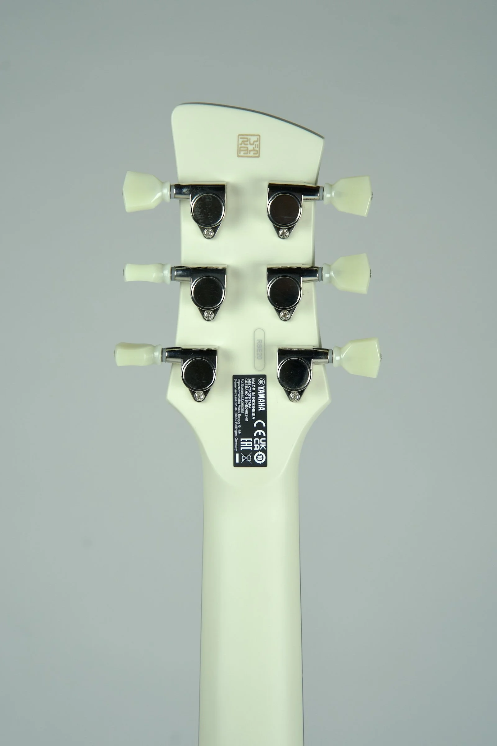 Yamaha Revstar RSE20 Electric Guitar Vintage White6.jpeg