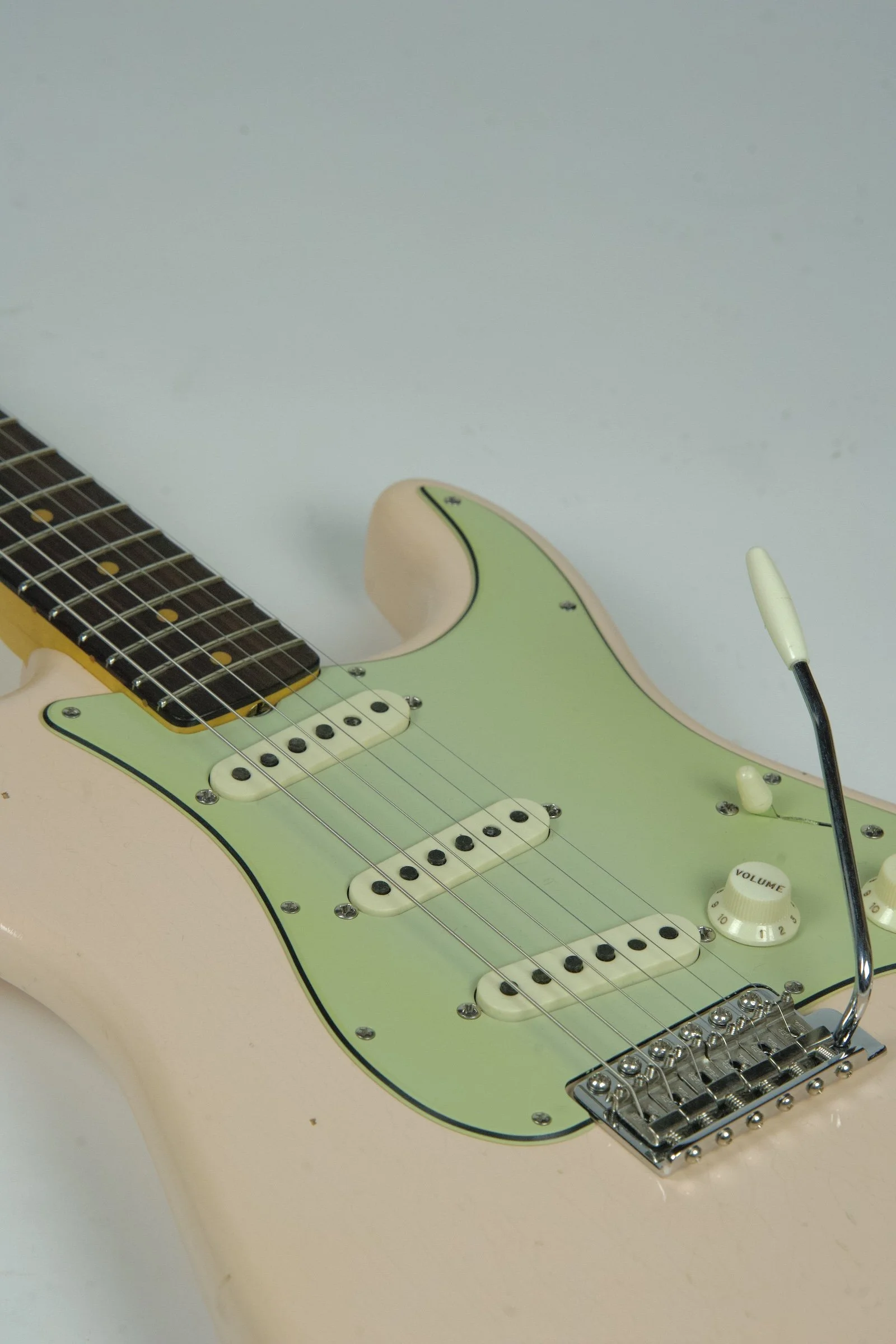 Fender Custom Shop Limited 1964 Stratocaster Journeyman - Aged Shell Pink3.jpeg