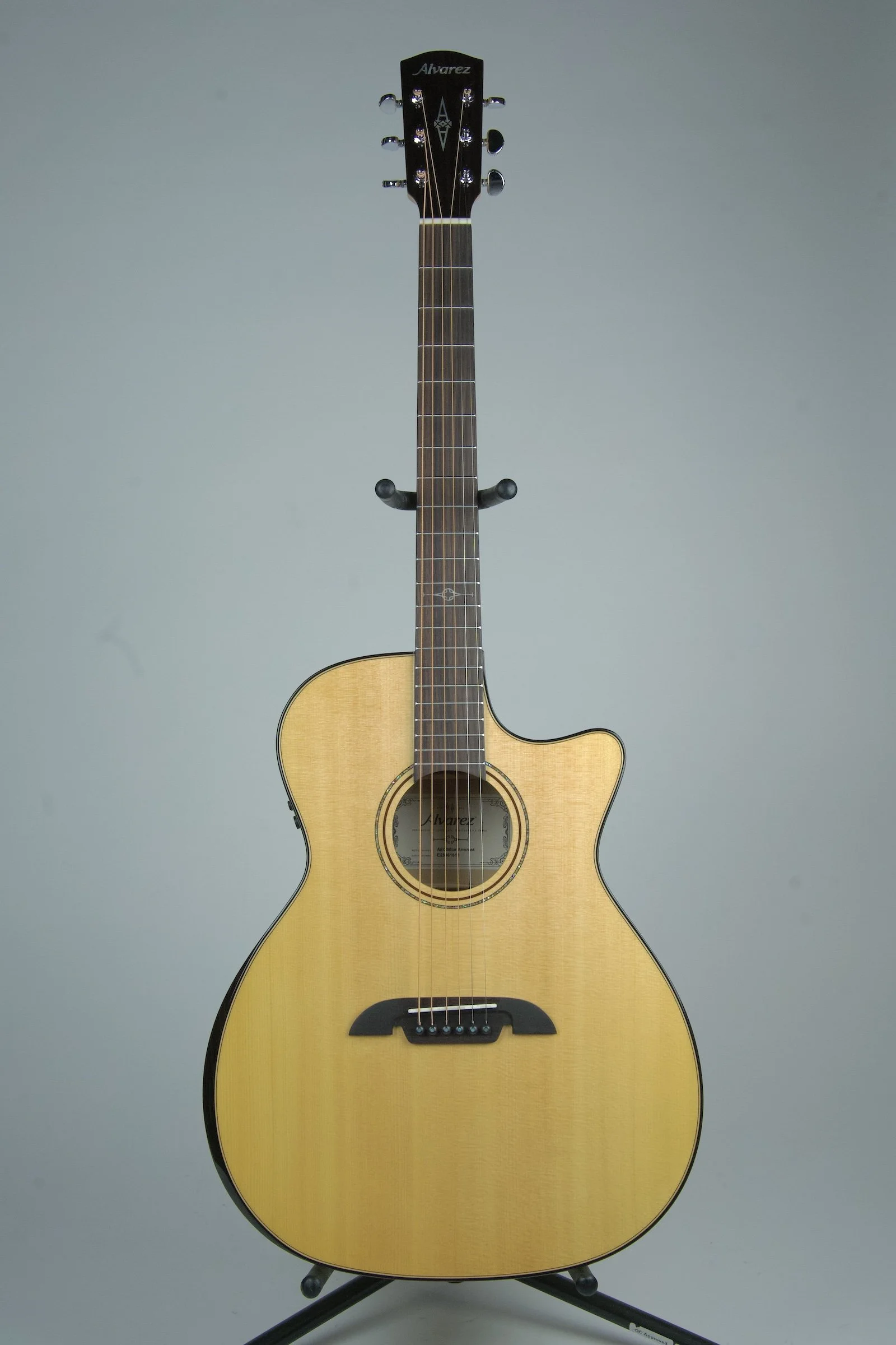 Alvarez Artist Elite Series AEG80ce Armrest Acoustic Electric Guitar1.jpeg