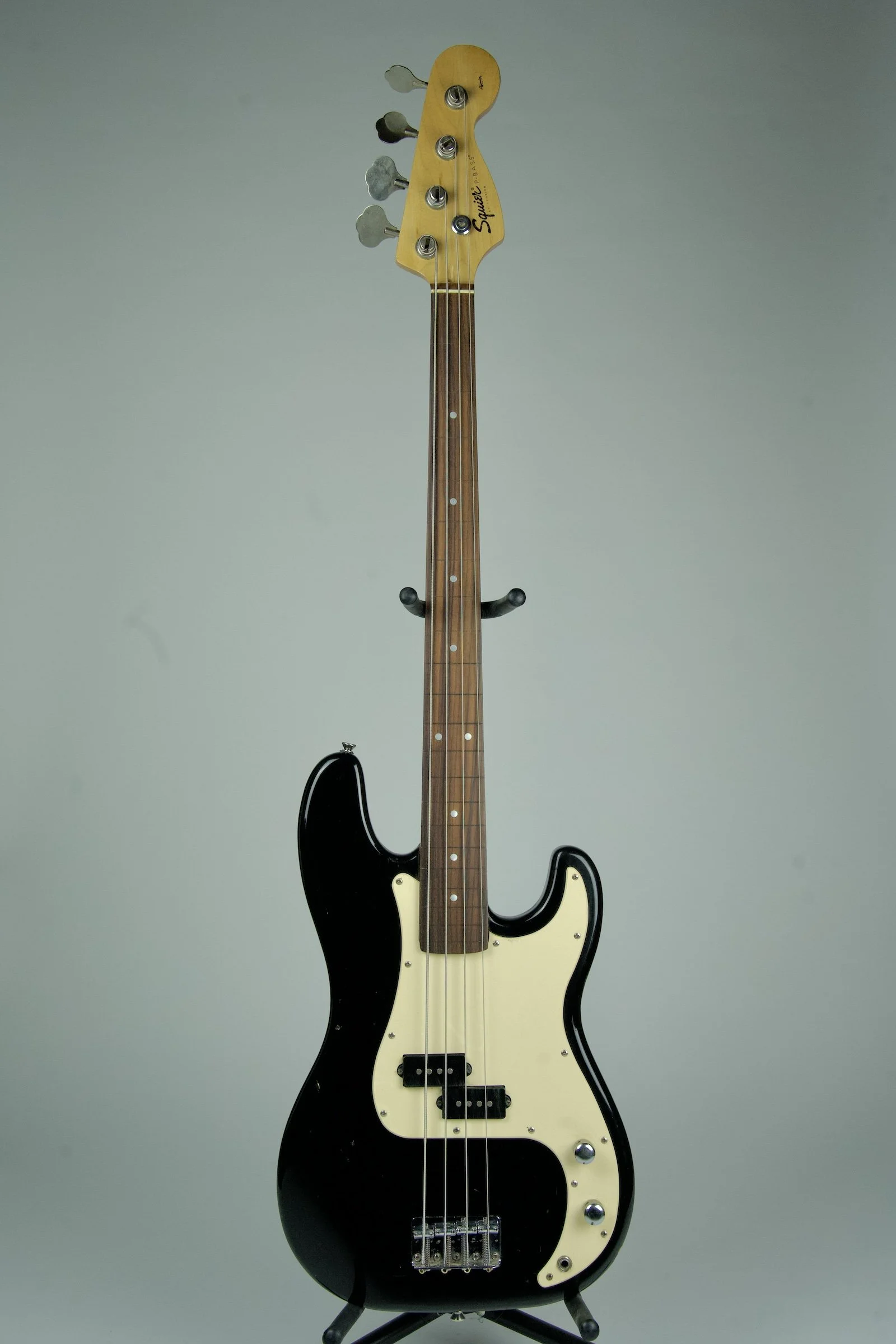 Squier Precision Fretless Bass Guitar - Black1.jpeg