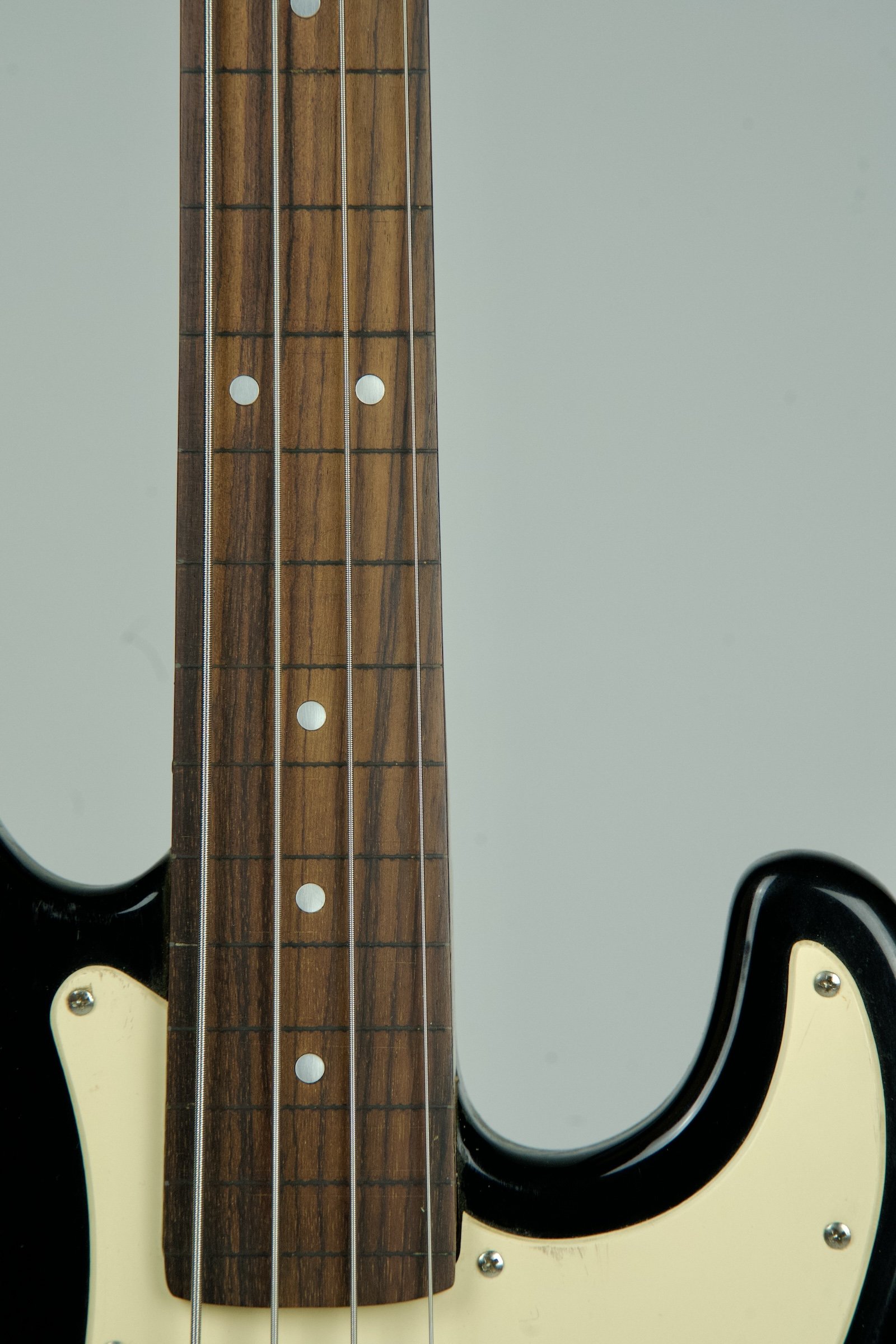 Squier Precision Fretless Bass Guitar - Black8.jpeg