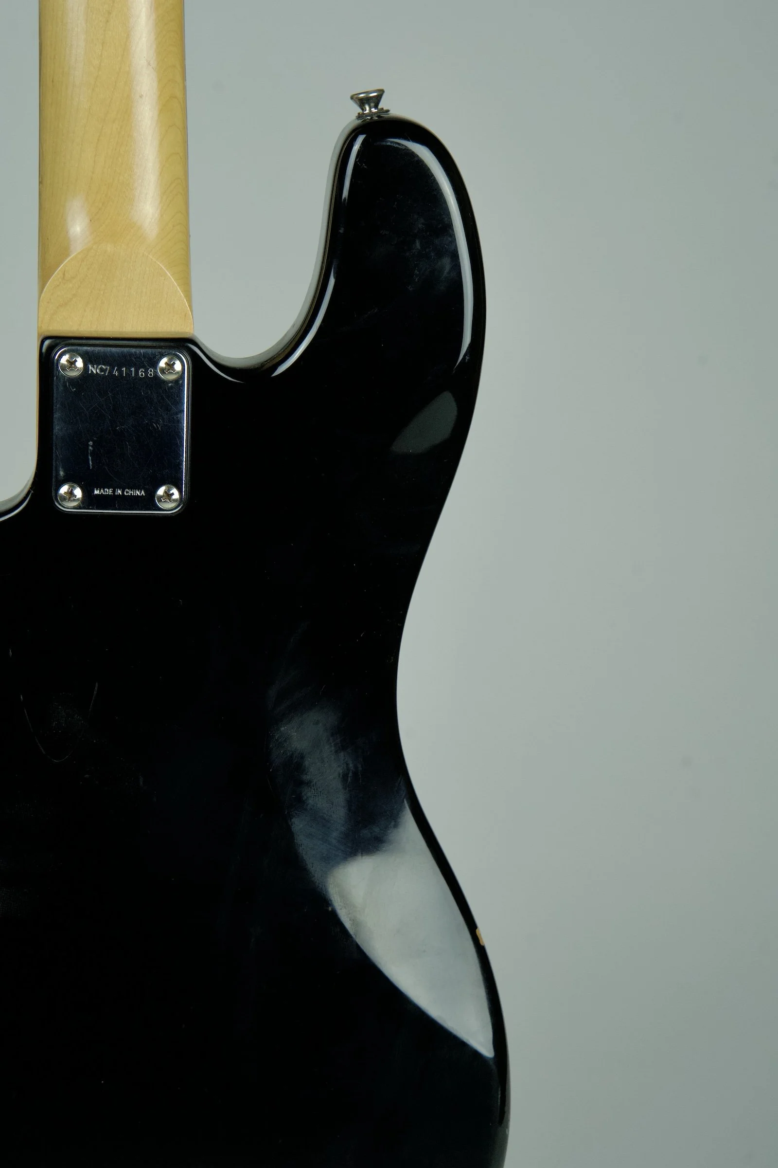 Squier Precision Fretless Bass Guitar - Black12.jpeg