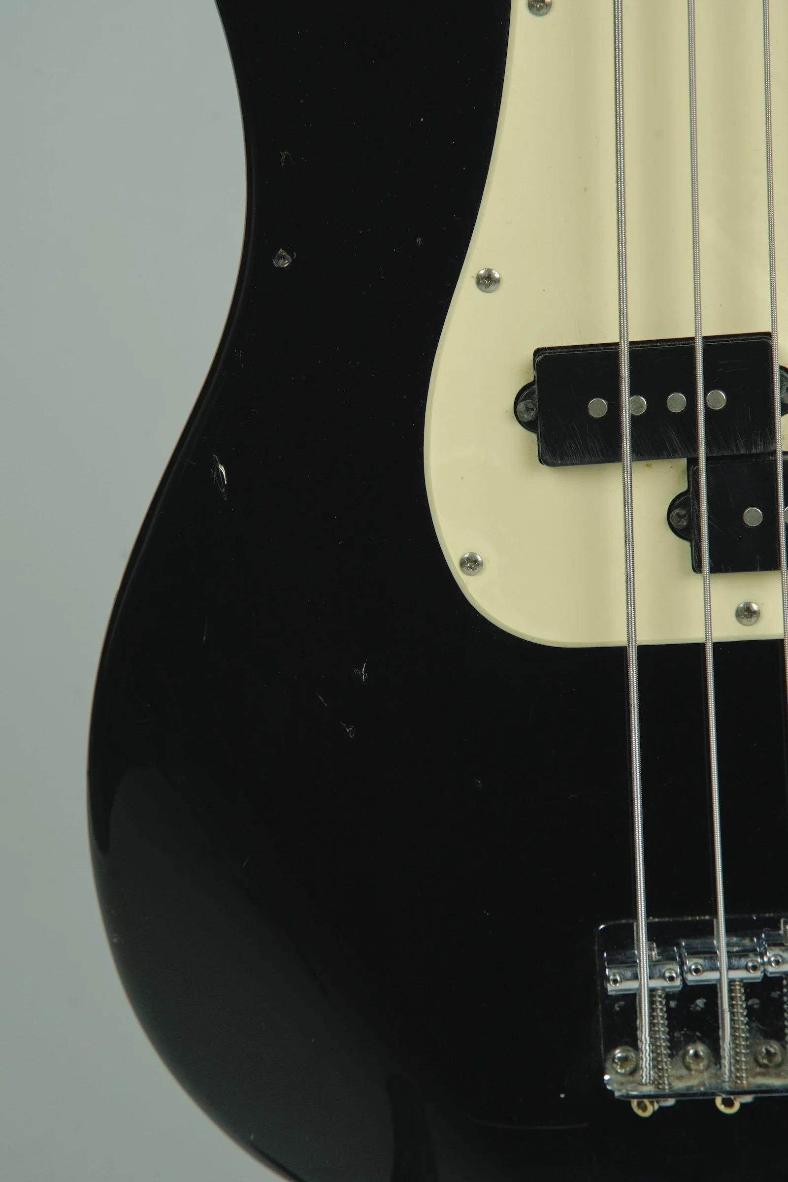 Squier Precision Fretless Bass Guitar - Black5.jpeg