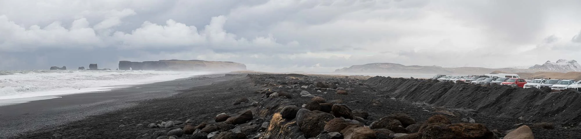  Panoramic view of the black sand beach in Vik. 