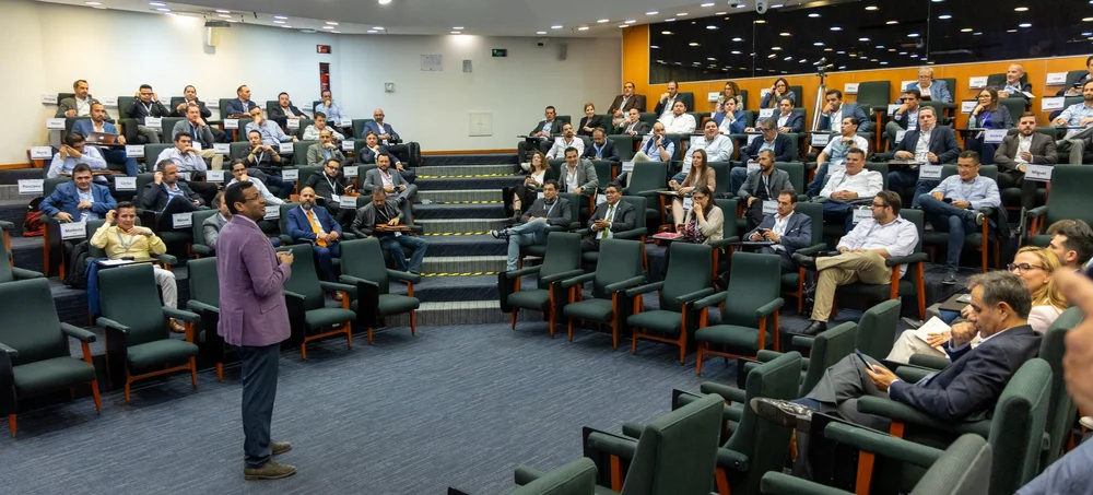 Birju Shah presenting to a full lecture hall at IPADE Business School, Jornadas Internacionales 2024, Mexico City