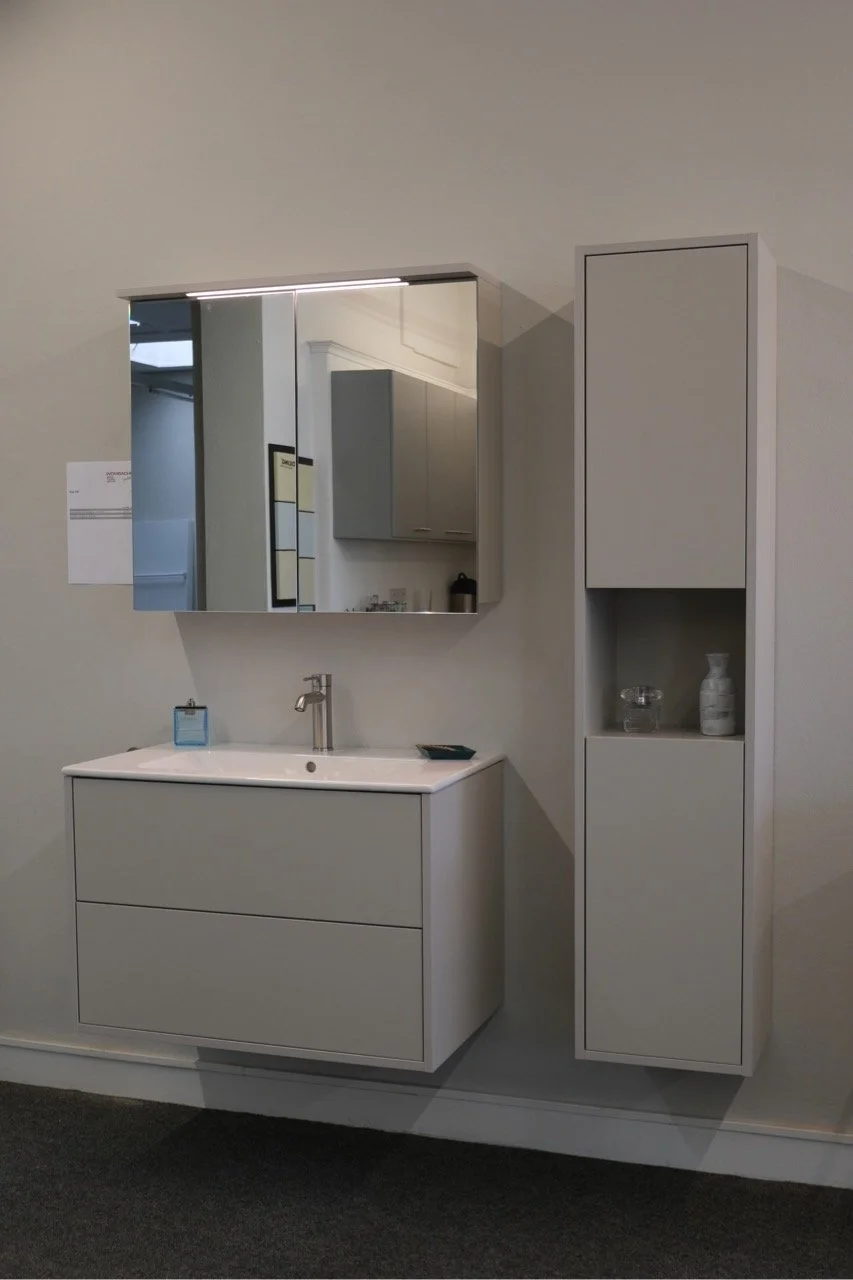 Spiegelschrank, Waschtisch, Handseifenspender und Schrank in einem modernen Badezimmer