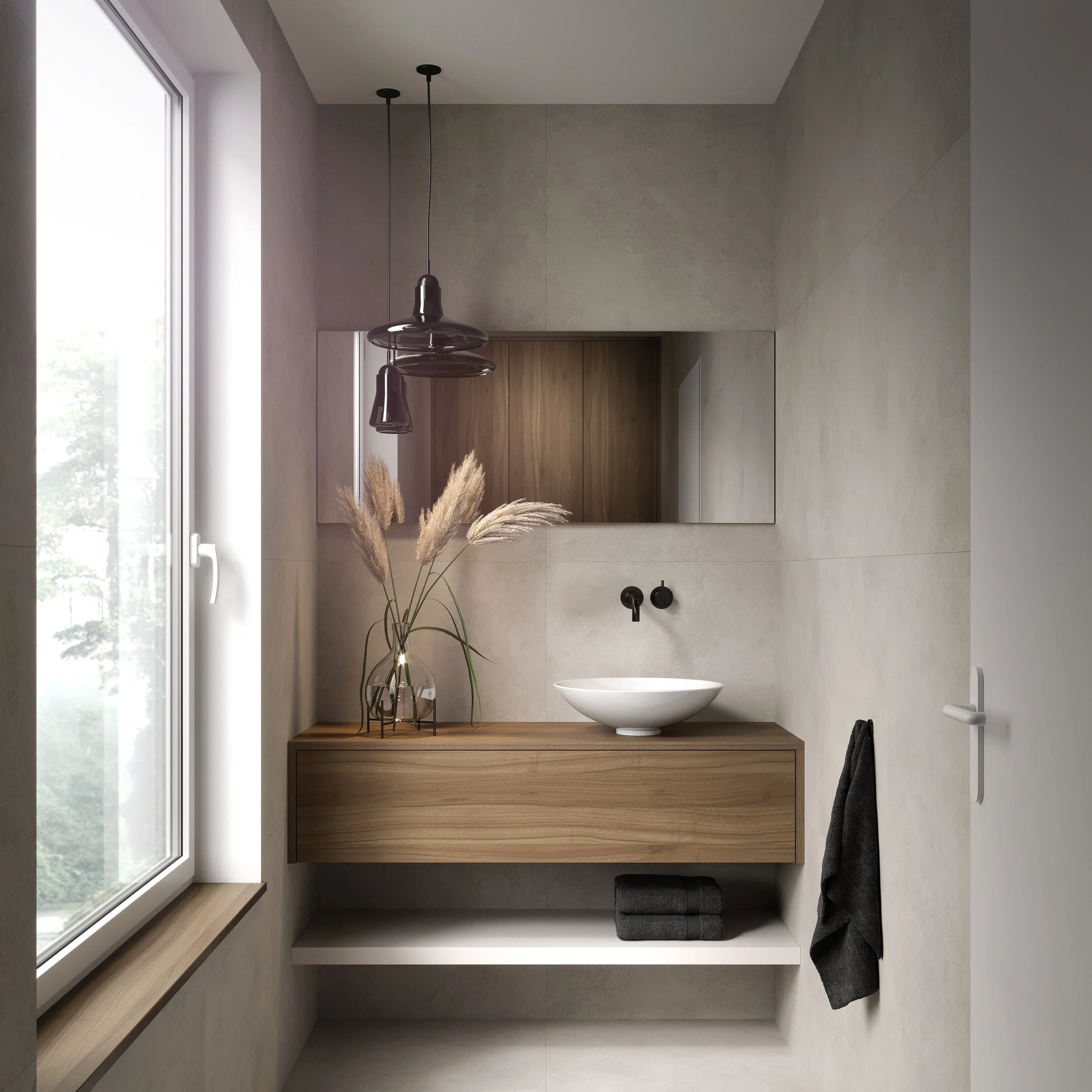Moderner Badezimmerbereich mit Wandspiegel, Waschbecken auf Holzplatte, schwarzen Wasserhähnen, dunklen Handtüchern, Vasen mit Pampasgras und großem Fenster.