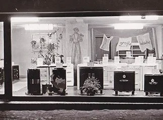 Schaufenster mit Kohleöfen.