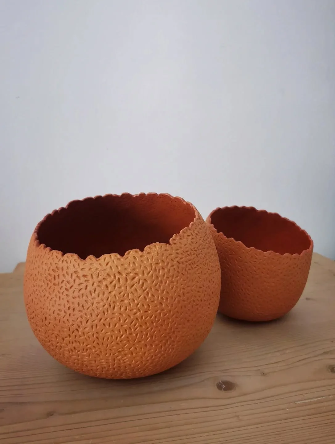 GUSCI portavaso
.. modellati e decorati a mano con taaanta pazienza!
#ritmoceramics #vasedesign #ceramicstudio #interiordesign #clayart #loveceramic #contemporaryceramics #homedecor #handmadeceramic #homedecoration #interiordecor #ceramicacontemporan