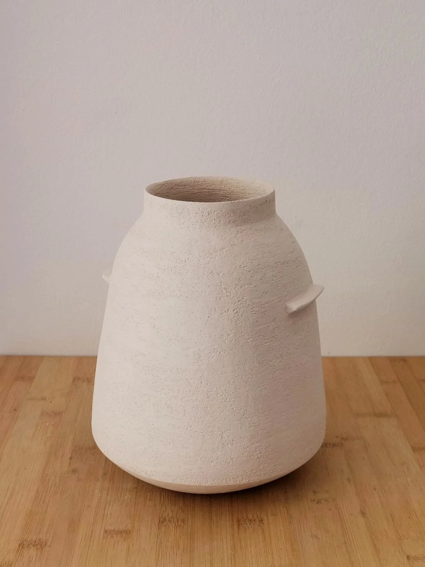 Vaso bianco materico realizzato a mano con la tecnica del colombino
Pu&ograve; contenere acqua e fiori recisi

#ritmoceramics #vasedesign #ceramicstudio #interiordesign #clayart #loveceramic #contemporaryceramics #homedecor #handmadeceramic