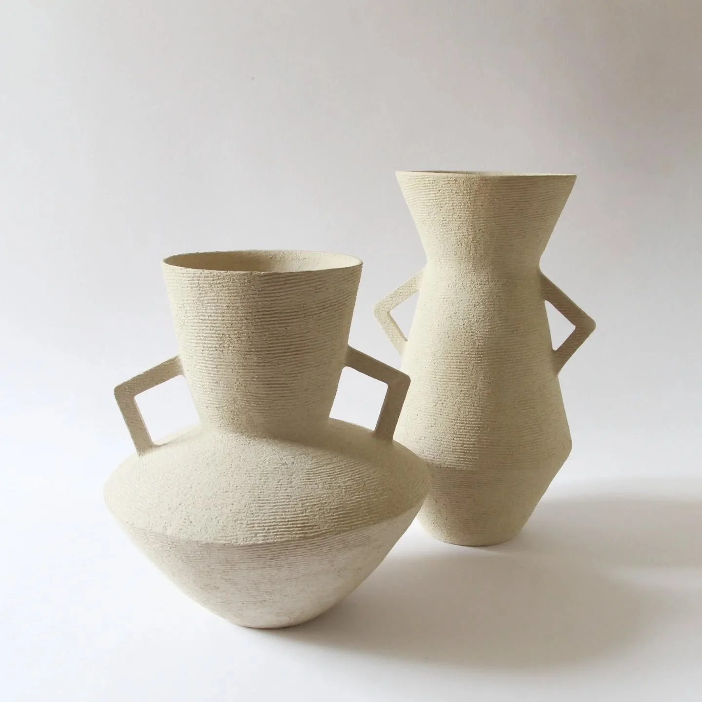 Nuove forme della stessa serie
Geometriche, squadrate, ma irregolari, modellate a mano. I vasi sono in gres cotto ad alta temperatura

Scrivetemi in DM per info e prezzi

#ritmoceramics #vasedesign #ceramicart #homedecor interiordesign