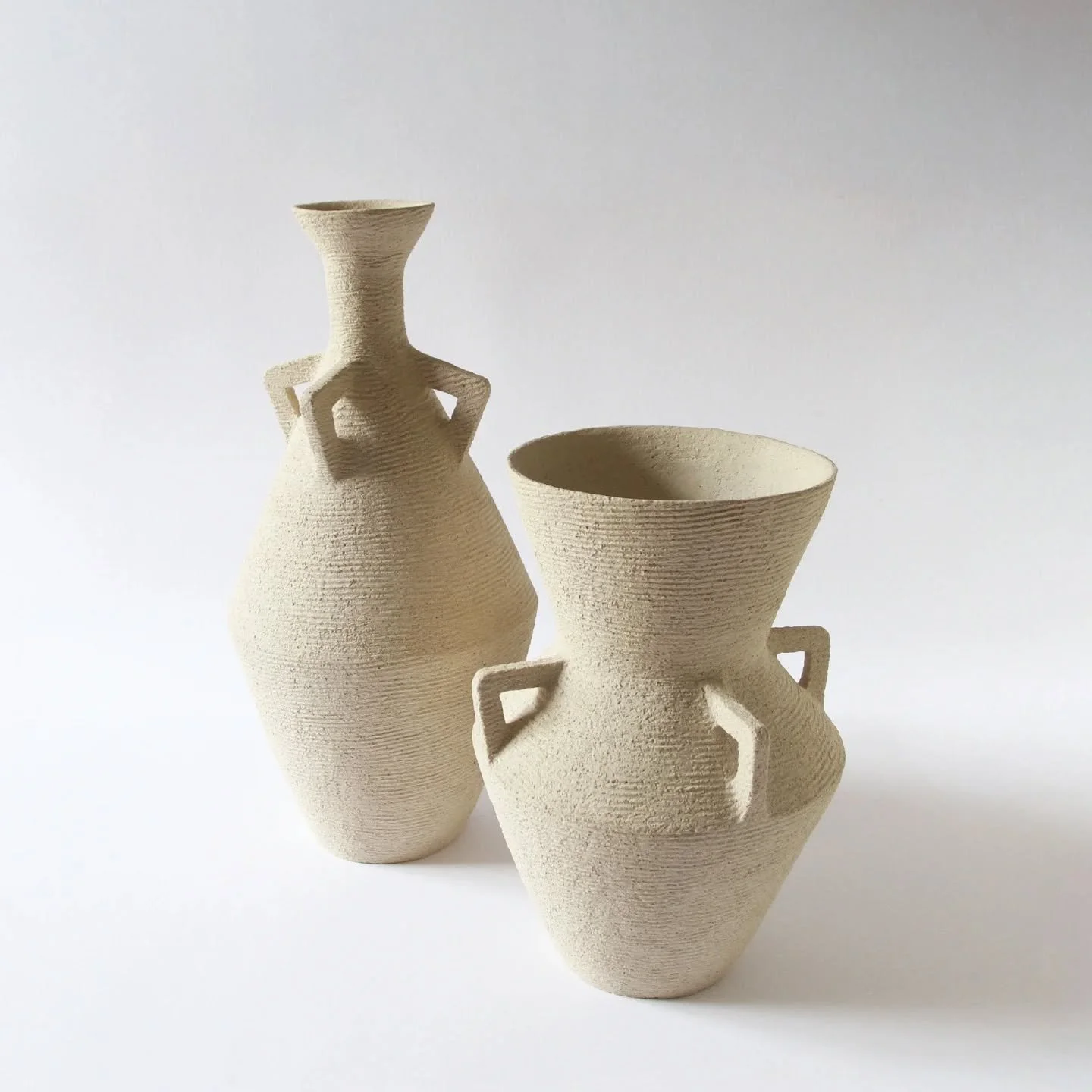 Vasi in gres bianco panna cotto ad alta temperatura. In arrivo anche in altri colori

Scrivimi in DM per info e prezzi

#ritmoceramics #vasedesign #ceramicstudio #interiordesign #clayart