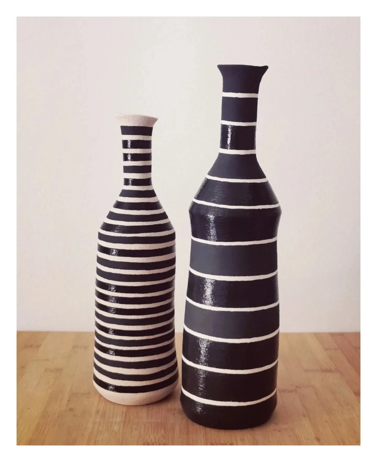 Collezione BOTTIGLIE
Forme storte, linee imperfette come in un primo schizzo veloce, quando il tratto &egrave; irregolare. La superficie &egrave; ruvida al tatto, come un cartoncino ruvido. I tratti sono stato disegnati a matita e poi dipinti a mano.