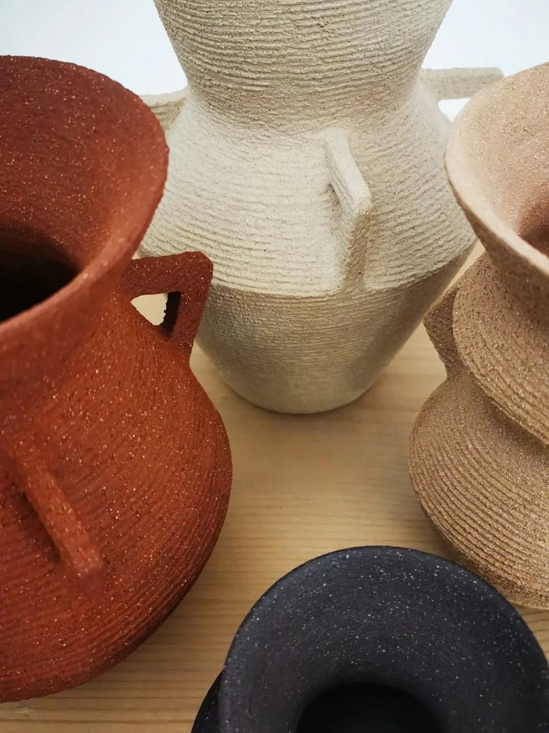 Collezione GEOMETRIE
Colori naturali, della terra.. Superfici materiche, ruvide al tatto #ritmoceramics #homedecor #clay #interiordecor #contemporaryceramics