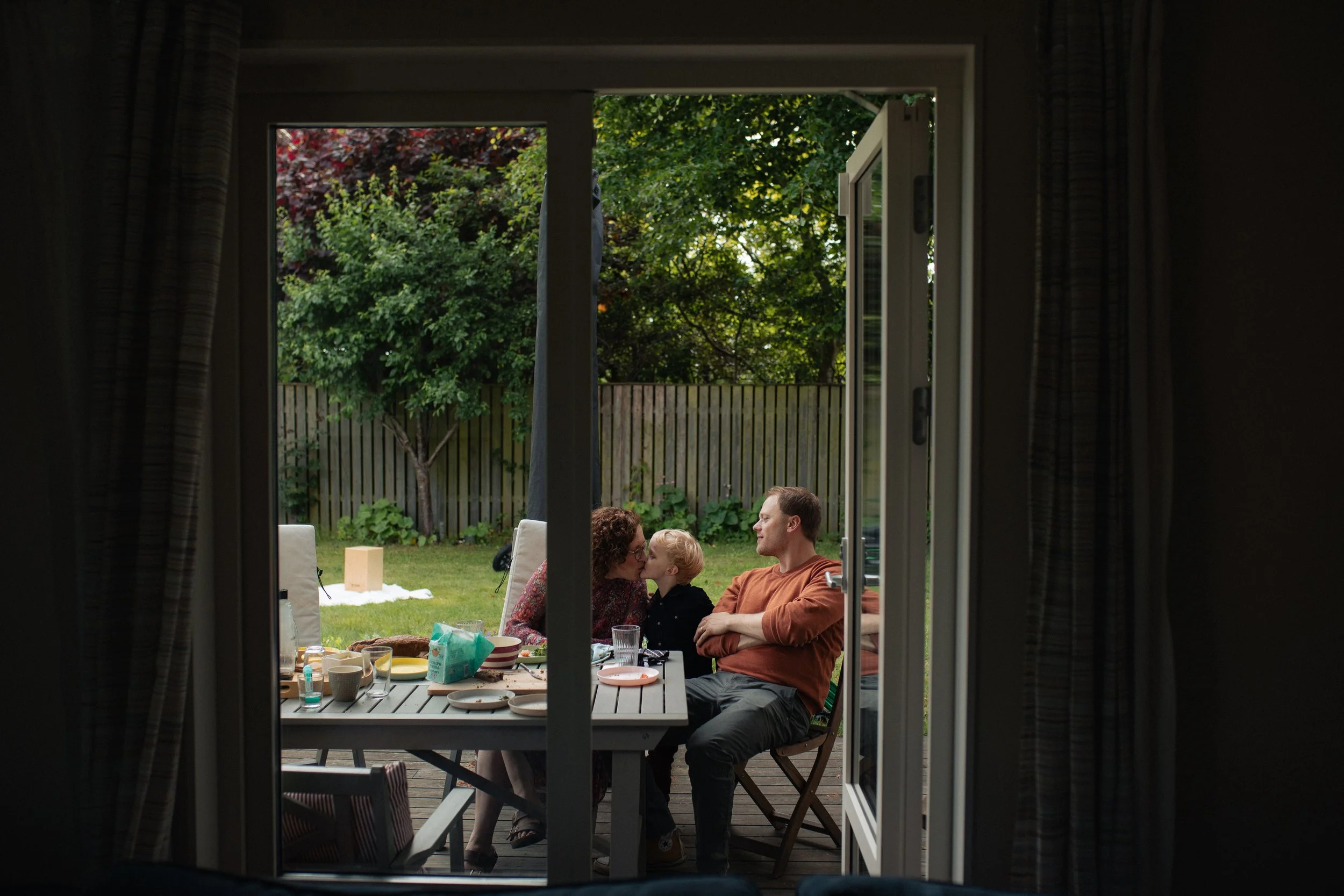 Familjefotografering i trädgården - vårminnen i Skåne