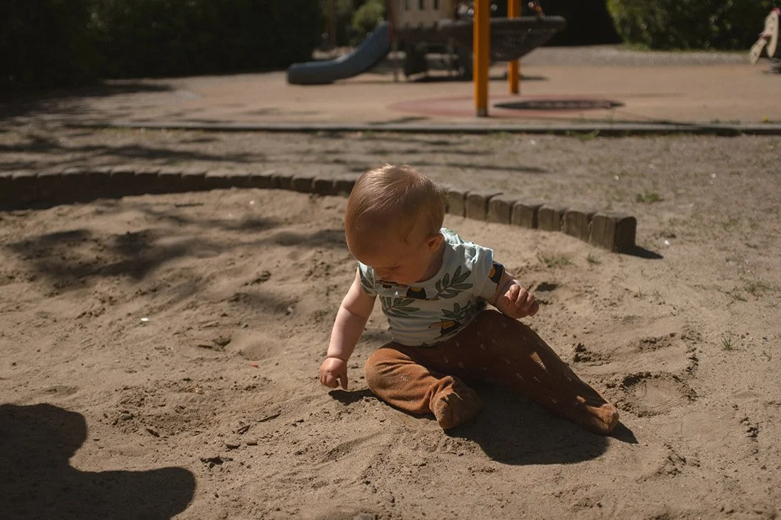 Småbarn leker i sandlåda på inhägnad lekplats i Stångby Lund trygg miljö