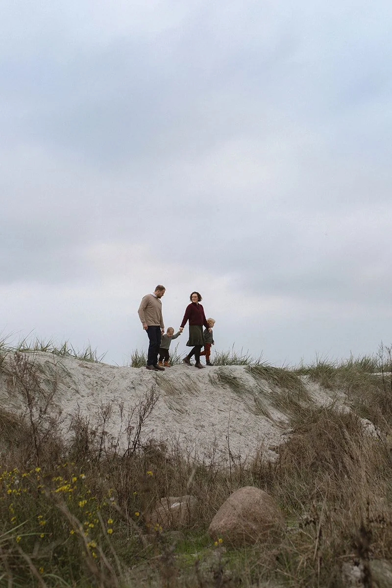 Familjefotografering vid havet i Lomma under en mulen eftermiddag