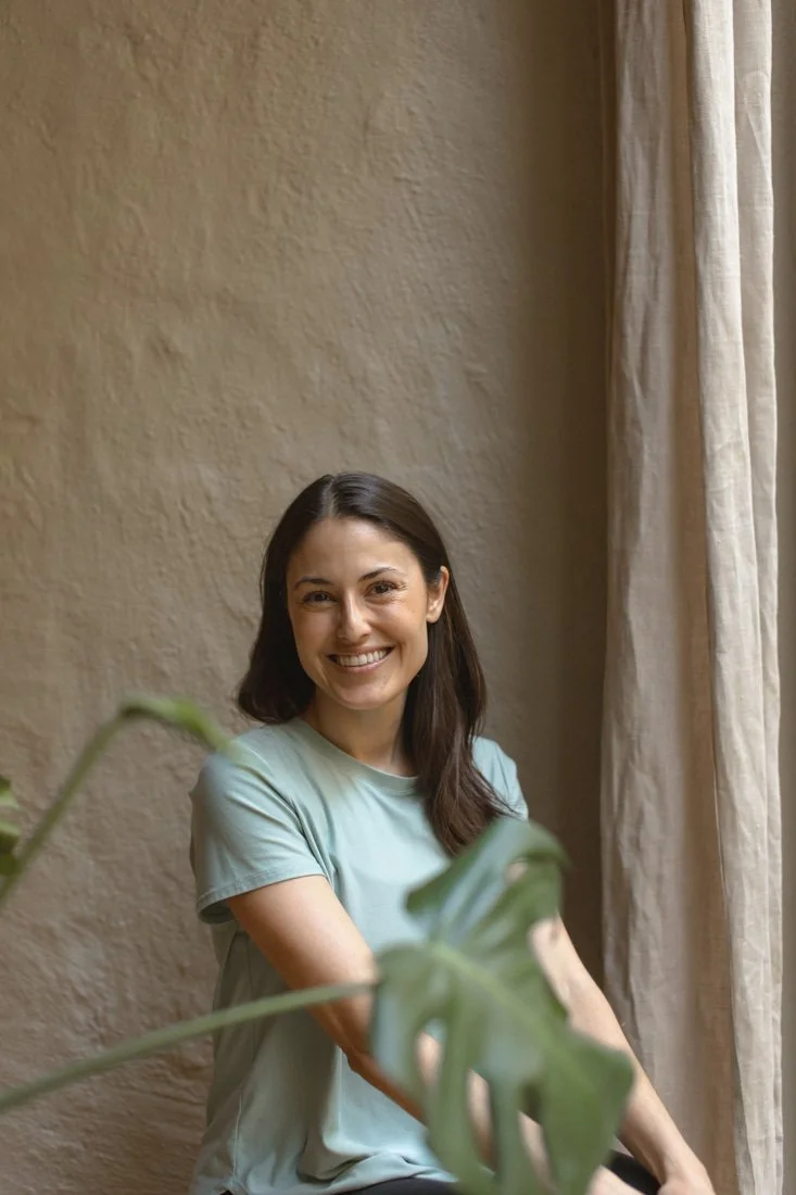 Portrait of Bethany Kokaia, prenatal and postnatal yoga teacher in Malmö supporting mothers through pregnancy, postpartum and early motherhood.