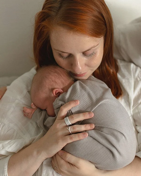 mother and her newborn in a maternity session in Älmhult