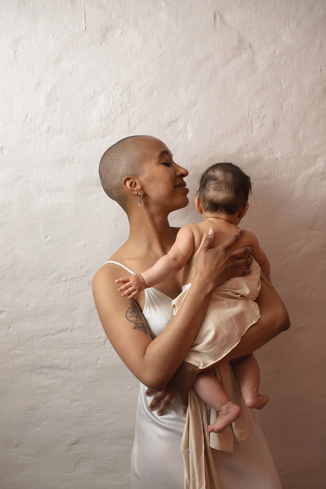 Mother holding her baby during a calm motherhood photography session in Malmö. Natural mother and baby portrait with soft tones, perfect as a meaningful Mors Dag present.