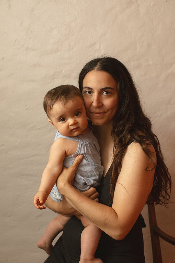 Mother holding her baby during a calm motherhood photography session in Malmö. Natural mother and baby portrait with soft tones, perfect as a meaningful Mors Dag present.
