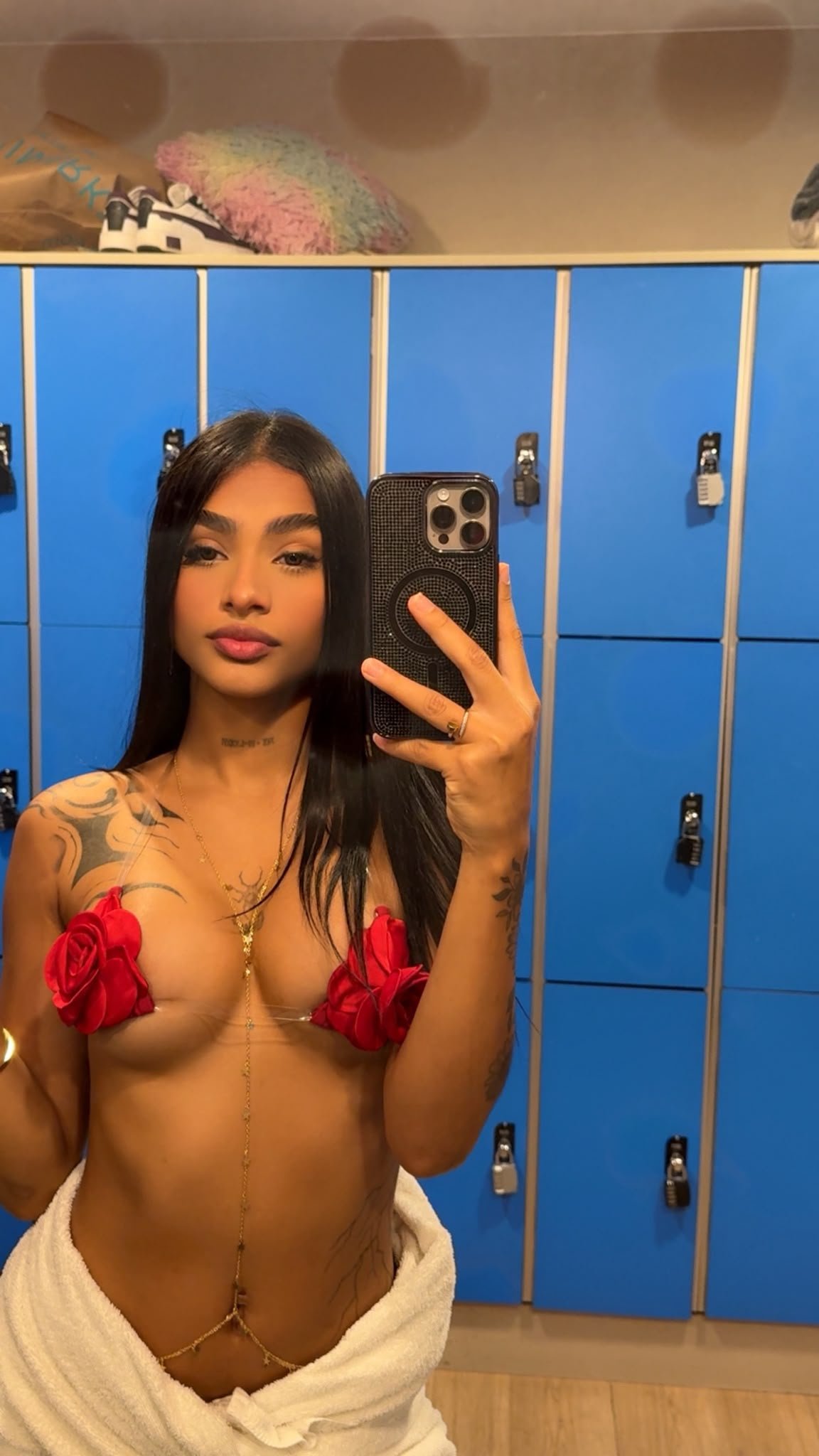 Joven escort en el vestuario de la piscina