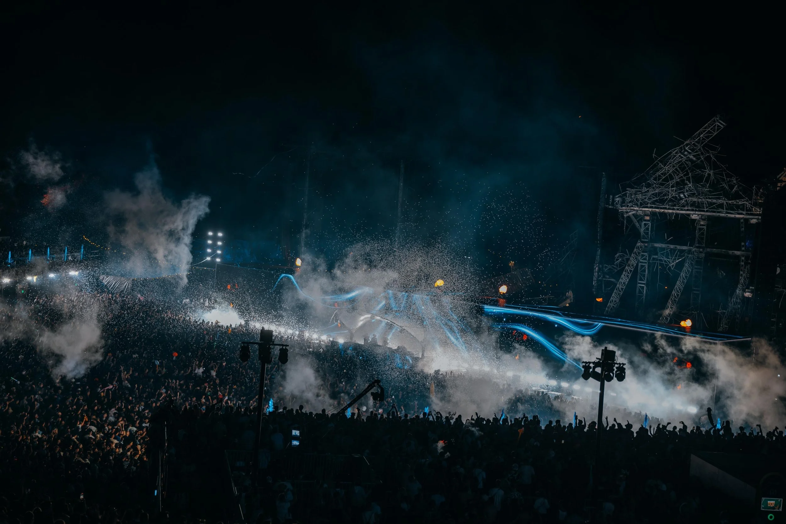 Vista del nuevo Mainstage de Tomorrowland 2025 reconstruido tras el incendio, capturado en el aftermovie oficial.