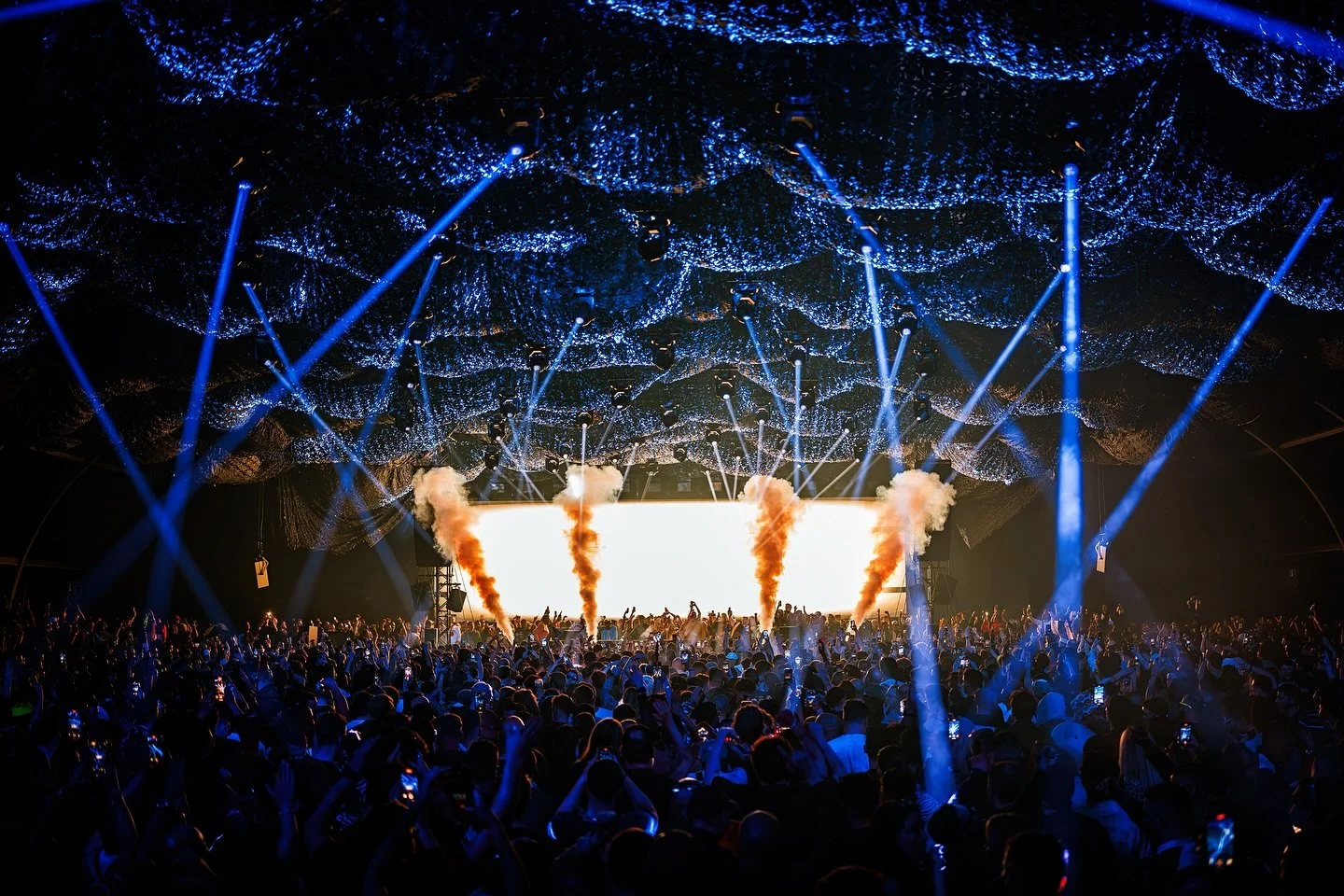 Escenario principal de Time Warp Festival 2025 con luces, visuales y público en evento de música electrónica
