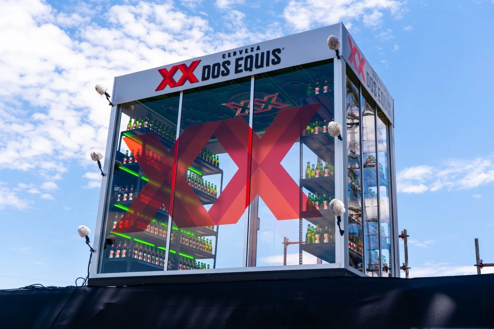 Aparece misteriosa bóveda de Dos Equis en festival y nadie sabe qué significa (aún)