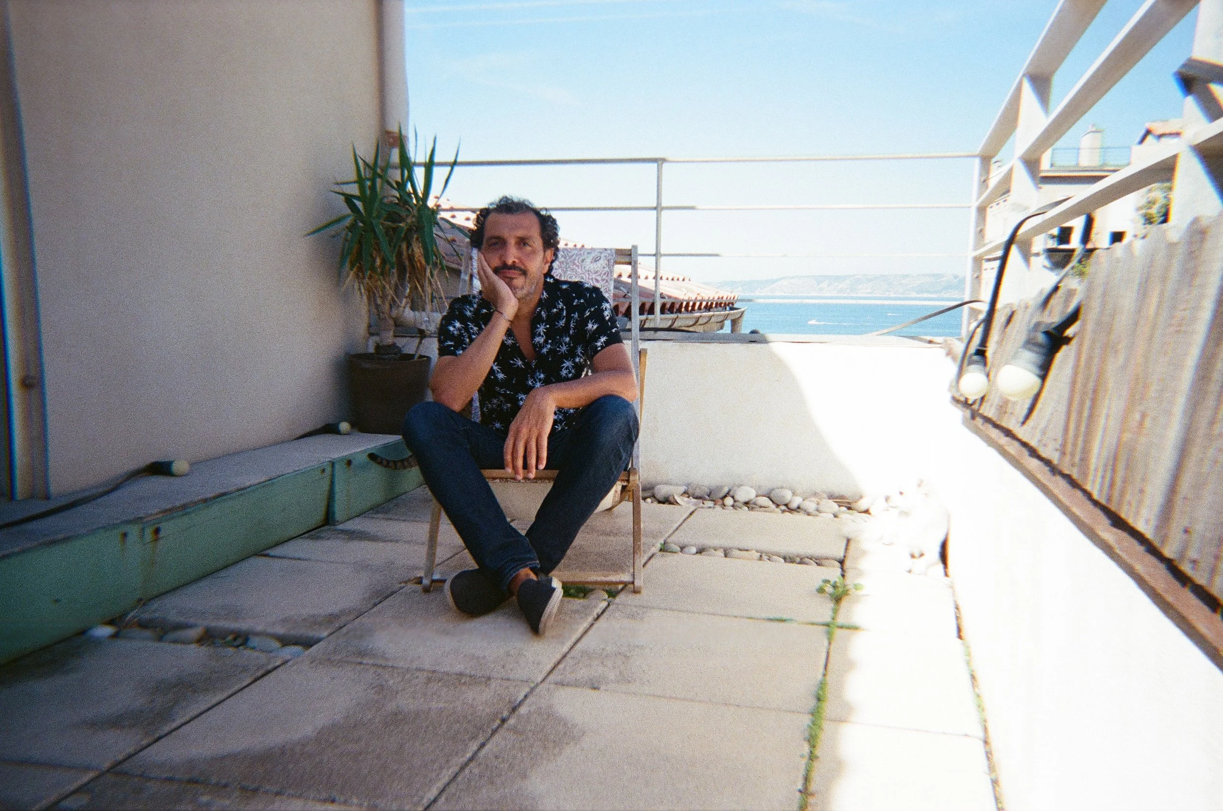 El visionario francés del electro-pop Kid Francescoli anuncia su nuevo álbum 'A Kind Wave' junto con el hipnótico nuevo sencillo "City of Gold"