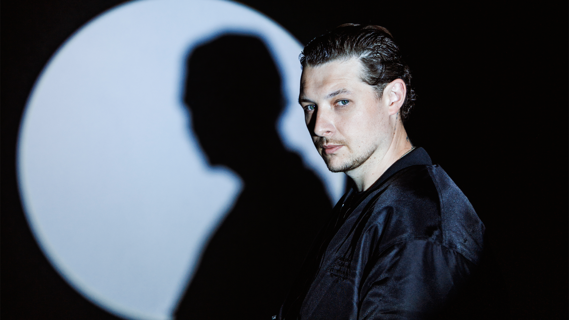 John Newman en retrato de estudio promocional para su sencillo Merry Go