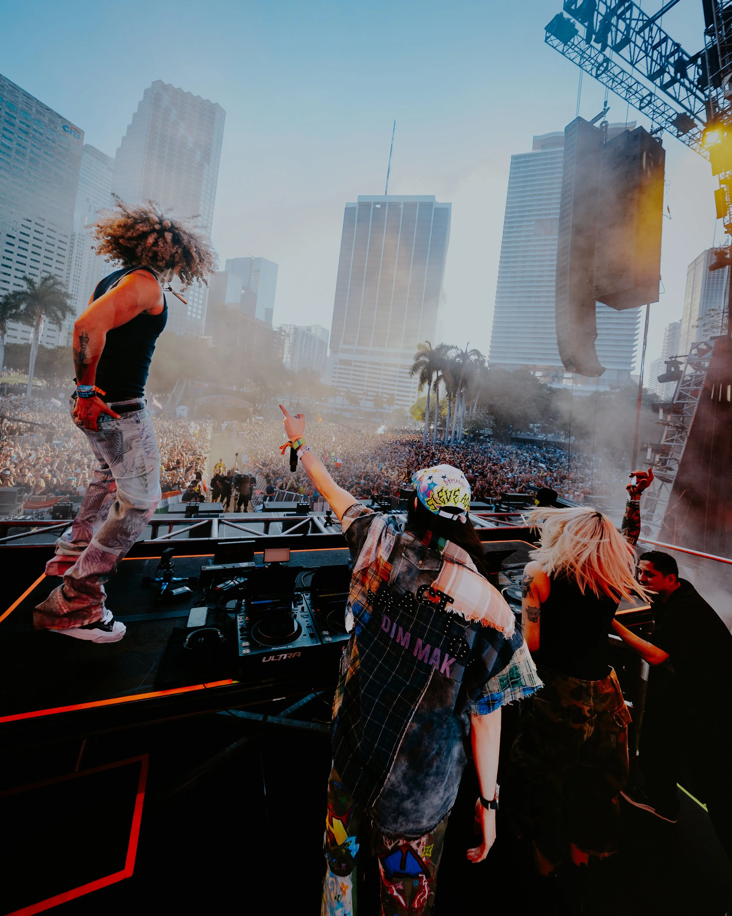 Tornamesas de evento de Jessica Audiffred Steve Aoki y Jon Z