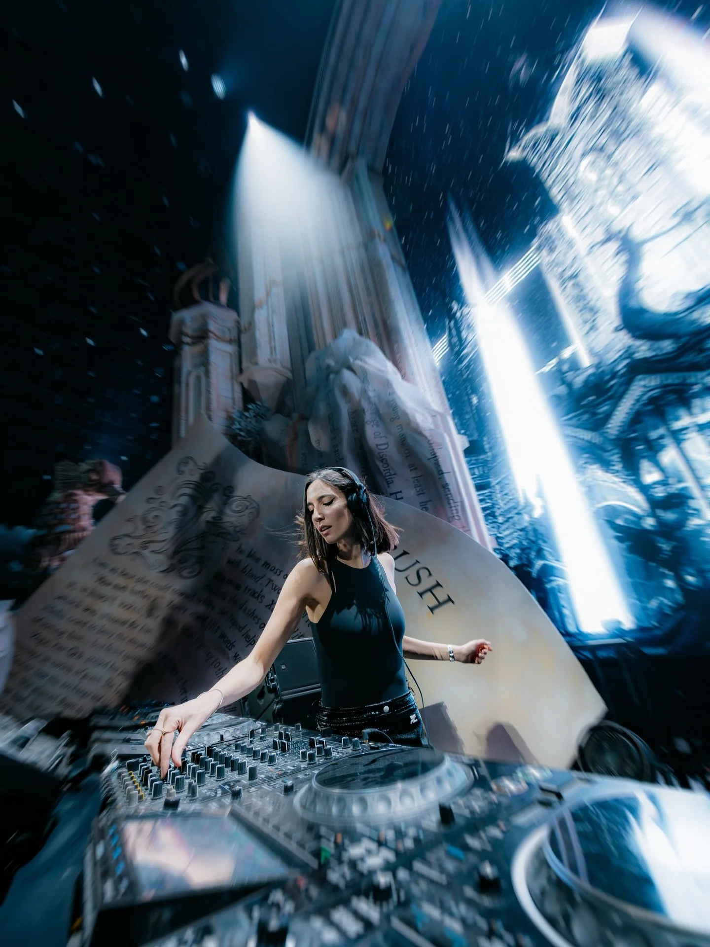 Amelie Lens tocando en vivo durante un set de techno con luces y público