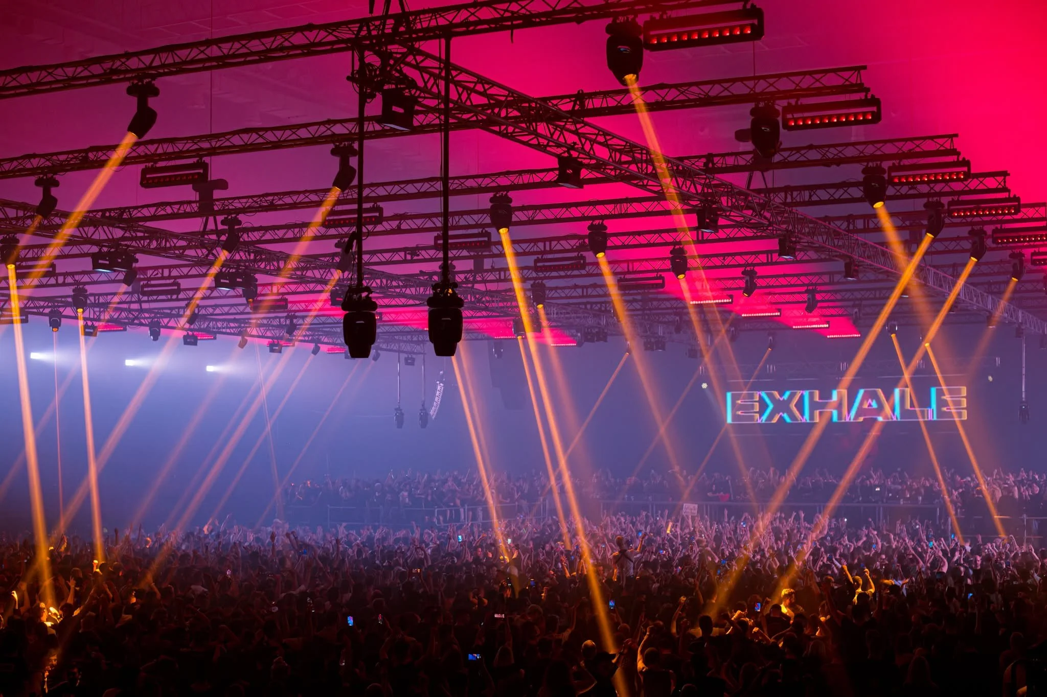 Evento EXHALE de Amelie Lens con visuales y logo en pantalla durante un show de techno