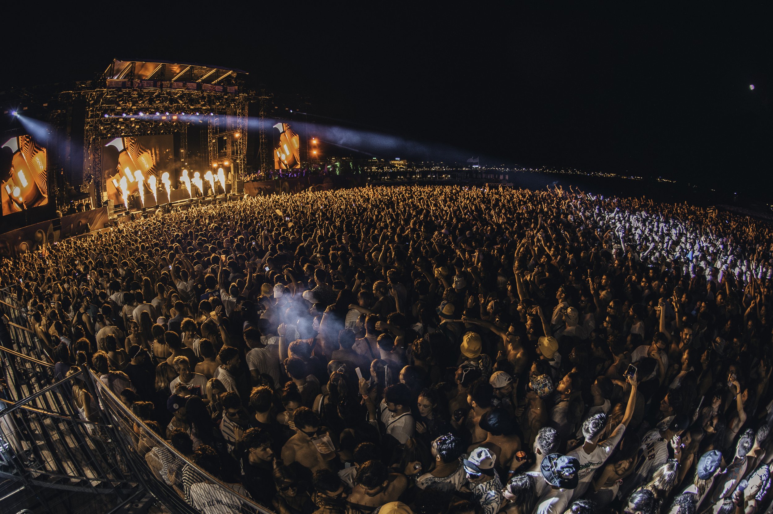 Vista de Les Plages Électroniques en la playa del Palais des Festivals, Cannes. Tres días de electrónica, playa y grandes artistas internacionales en la Riviera Francesa.